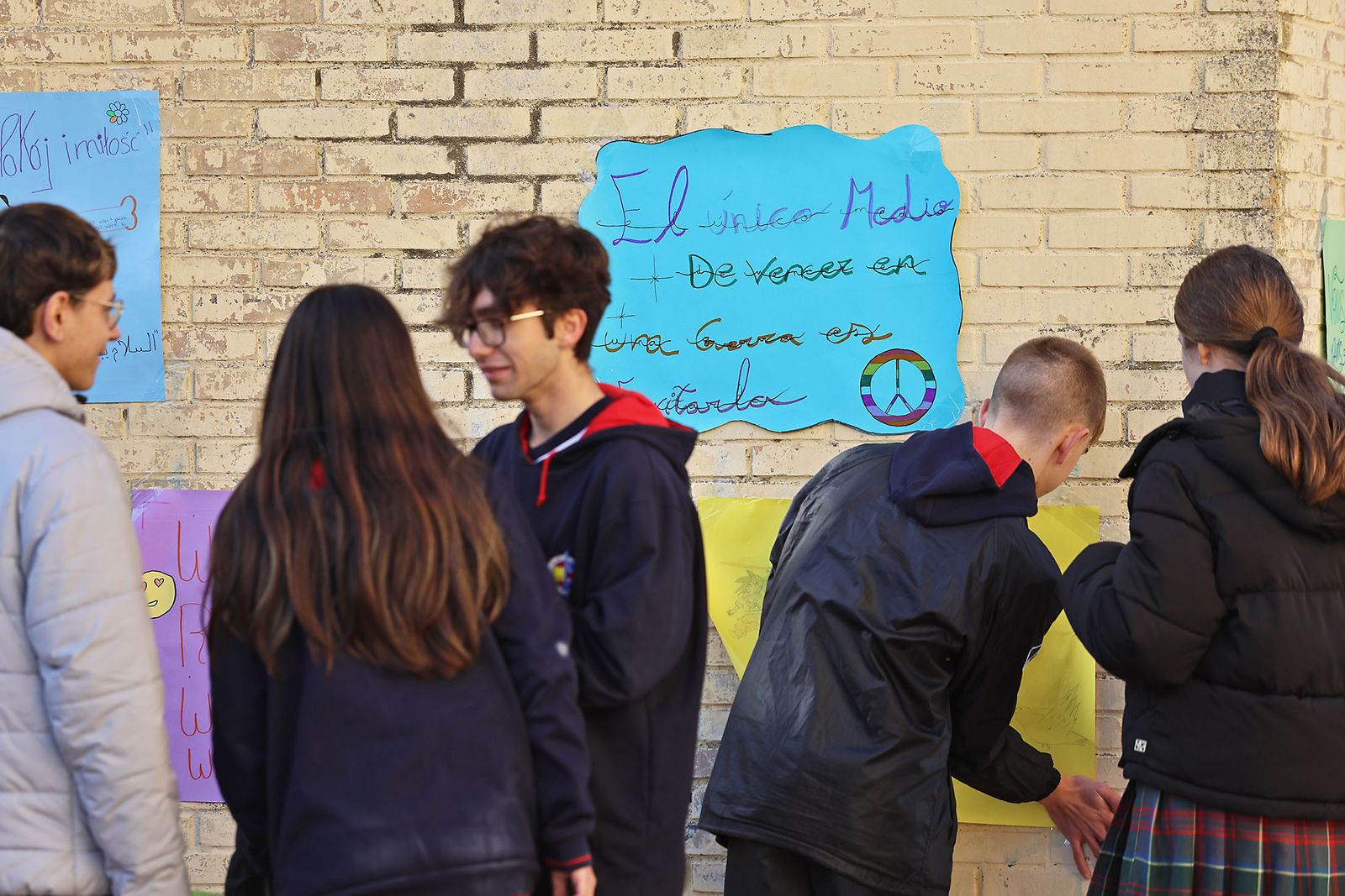 Imágenes del acto del Día a la No Violencia y la Paz del Colegio La Hispanidad
