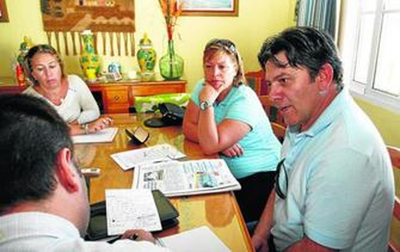 José María Mellado -a la derecha-, su esposa, María Dolores, y otro familiar, durante la entrevista.