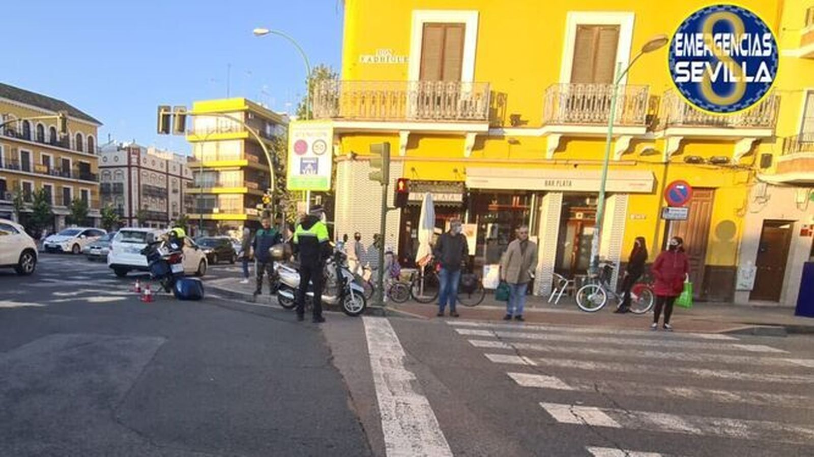 Los agentes de la Policía Local asisten a los implicados en el accidente