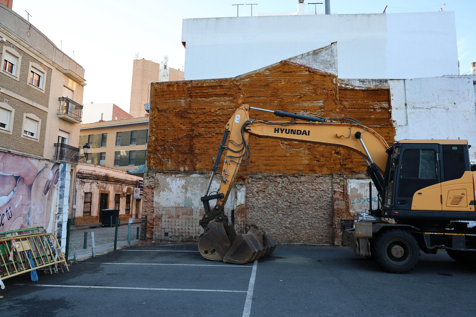 Grúa junto al inmueble.