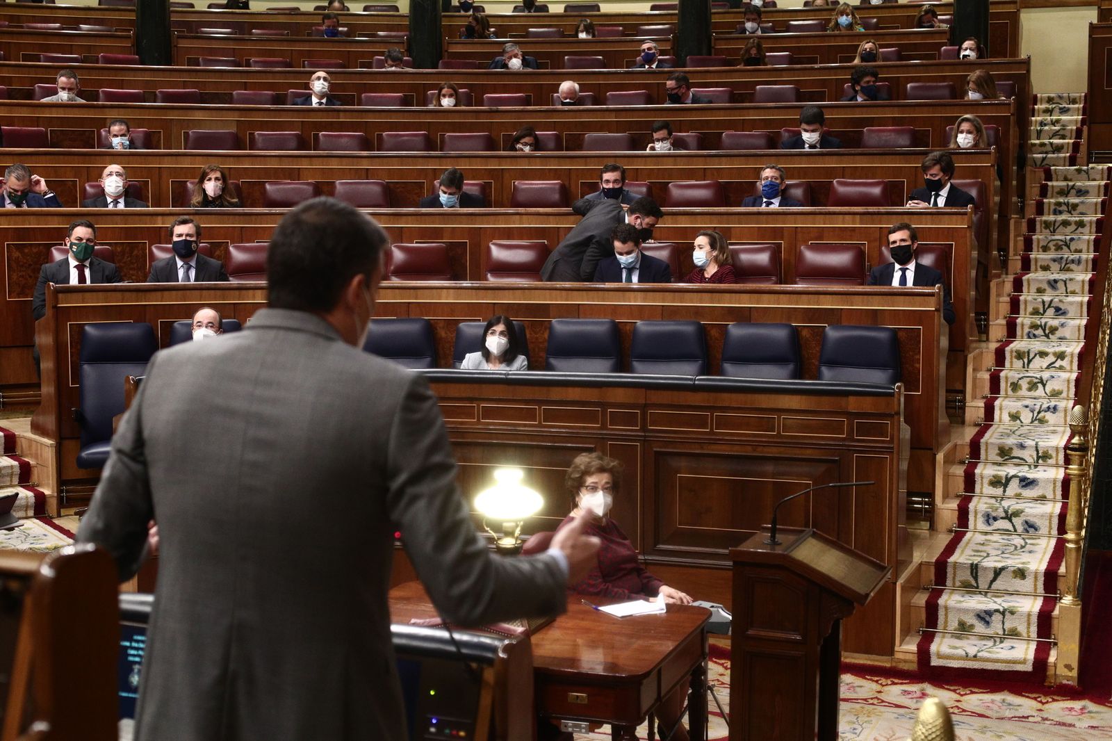 El presidente del Gobierno, Pedro Sánchez, durante la primera sesión de control al Gobierno de 2021 este miércoles en el Congreso ante Pablo Casado (dcha.).