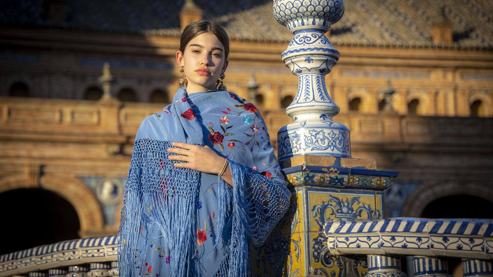 Mantón azul azafata de Foronda.  Modelo: Adela Oviedo