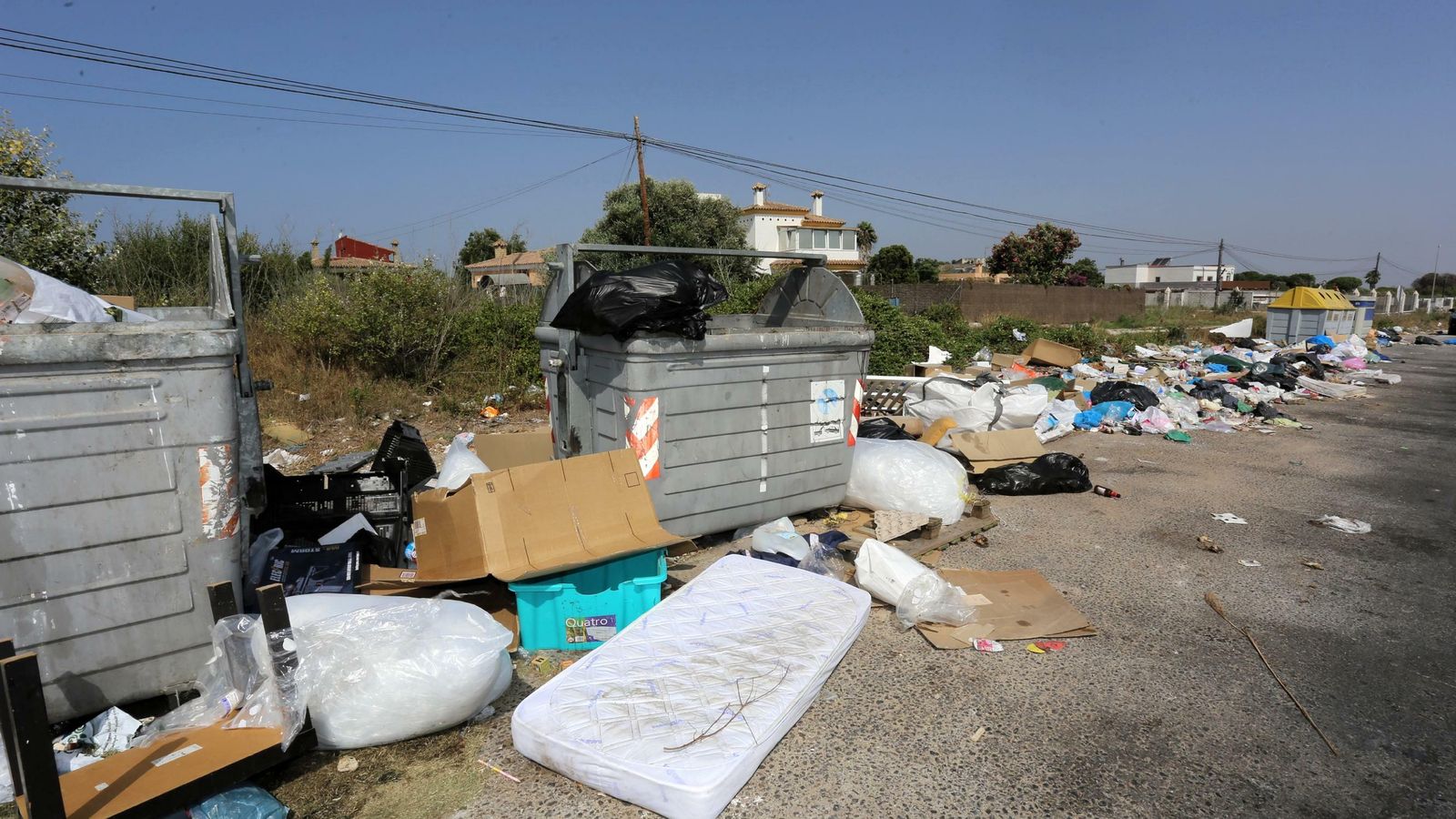 Una mesa fuera de un contenedor.