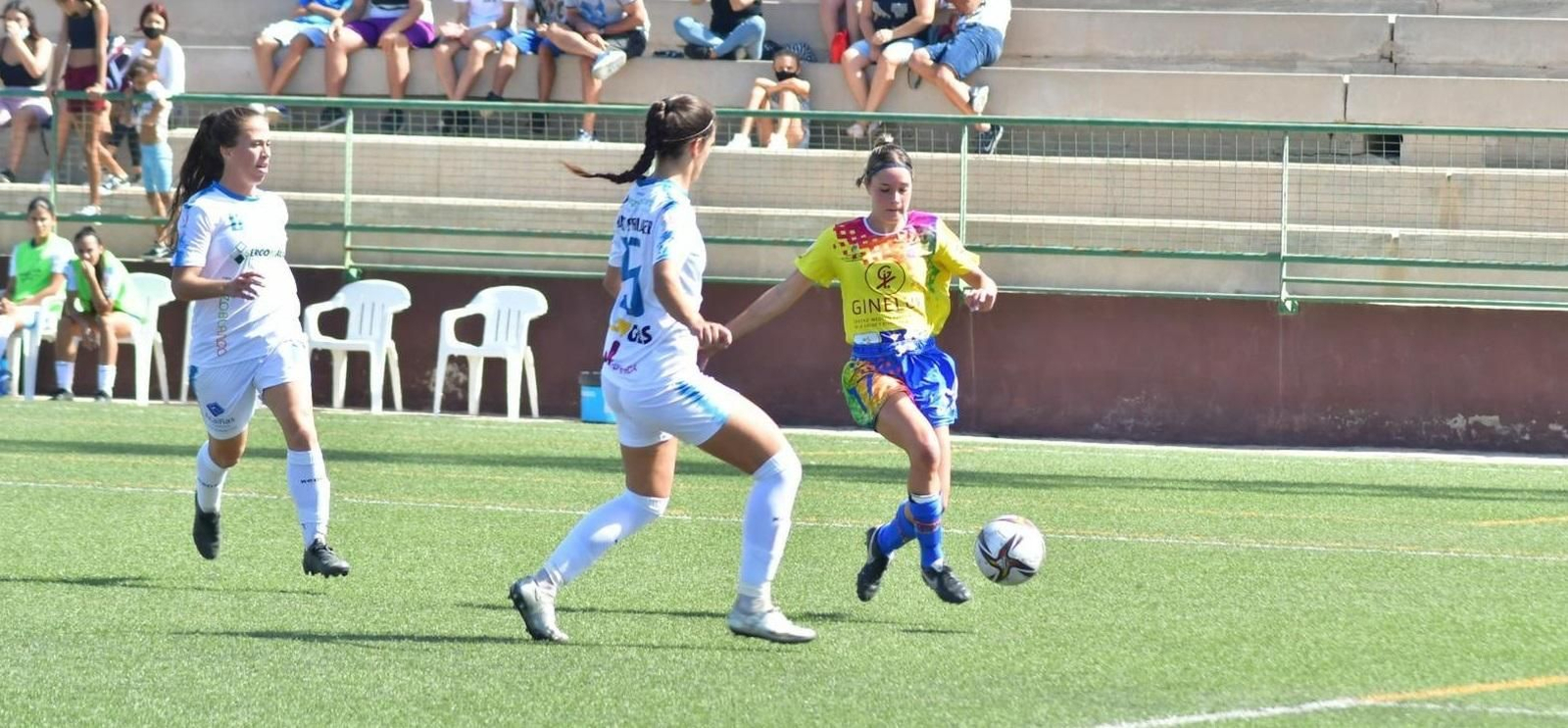 Silvia Peñalver y Victoria intentan frenar el avance de una jugadora local.