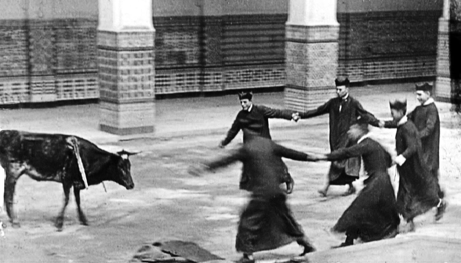 Cine y Toros. El primer día del curso, 6 de febrero, se exhibirá El Patio de los naranjos (arriba, fotograma), película de Guillermo Hernández Mir (1926). Sobre estas líneas, los tres profesores de la Universidad de Sevilla que dirigen el curso: Fátima Halcón, Víctor J. Vázquez y Andrés Luque Teruel.