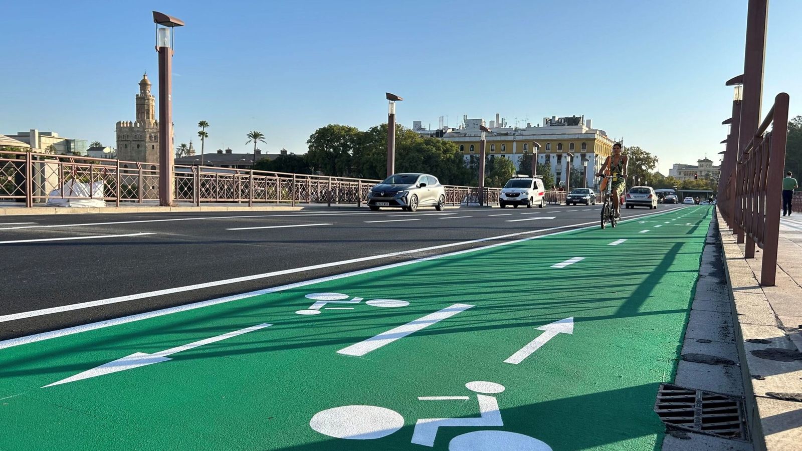 El carril bici del puente de San Telmo, en una imagen de archivo