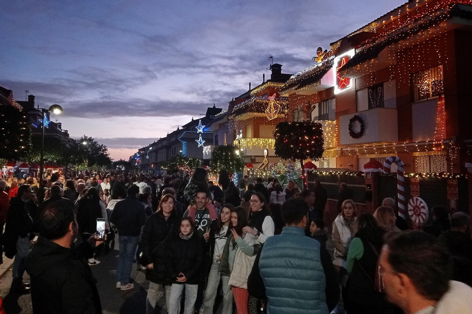 Imágenes de la calle del Grinch de Corrales, Huelva