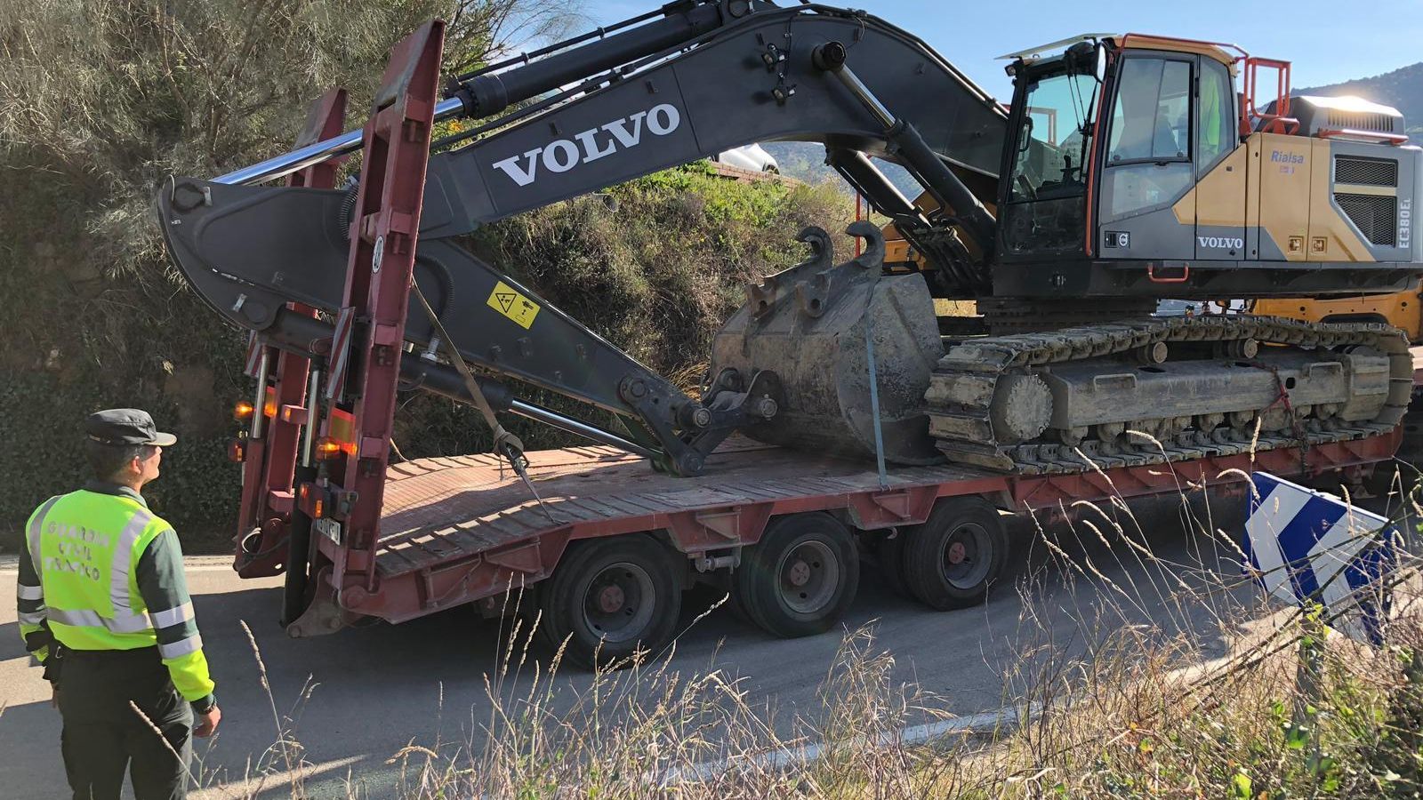 Sigue llegando maquinaria pesada a Totalán.
