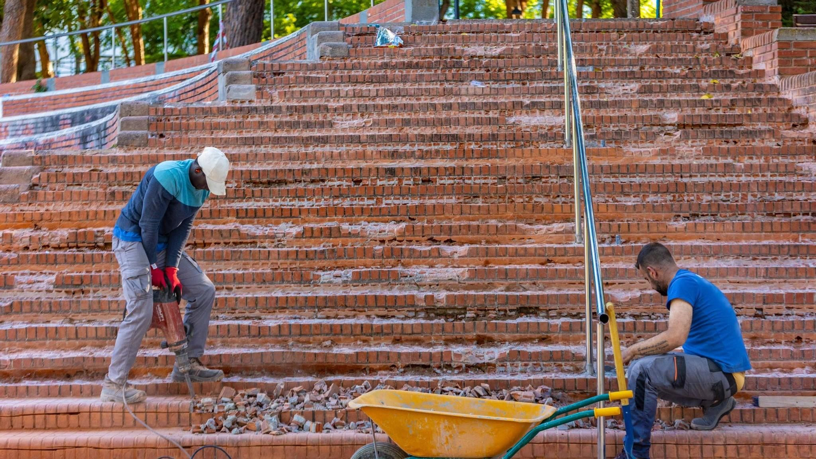 Operarios trabajando en la remodelación de la grada del auditorio del parque Almirante Laulhé, en San Fernando