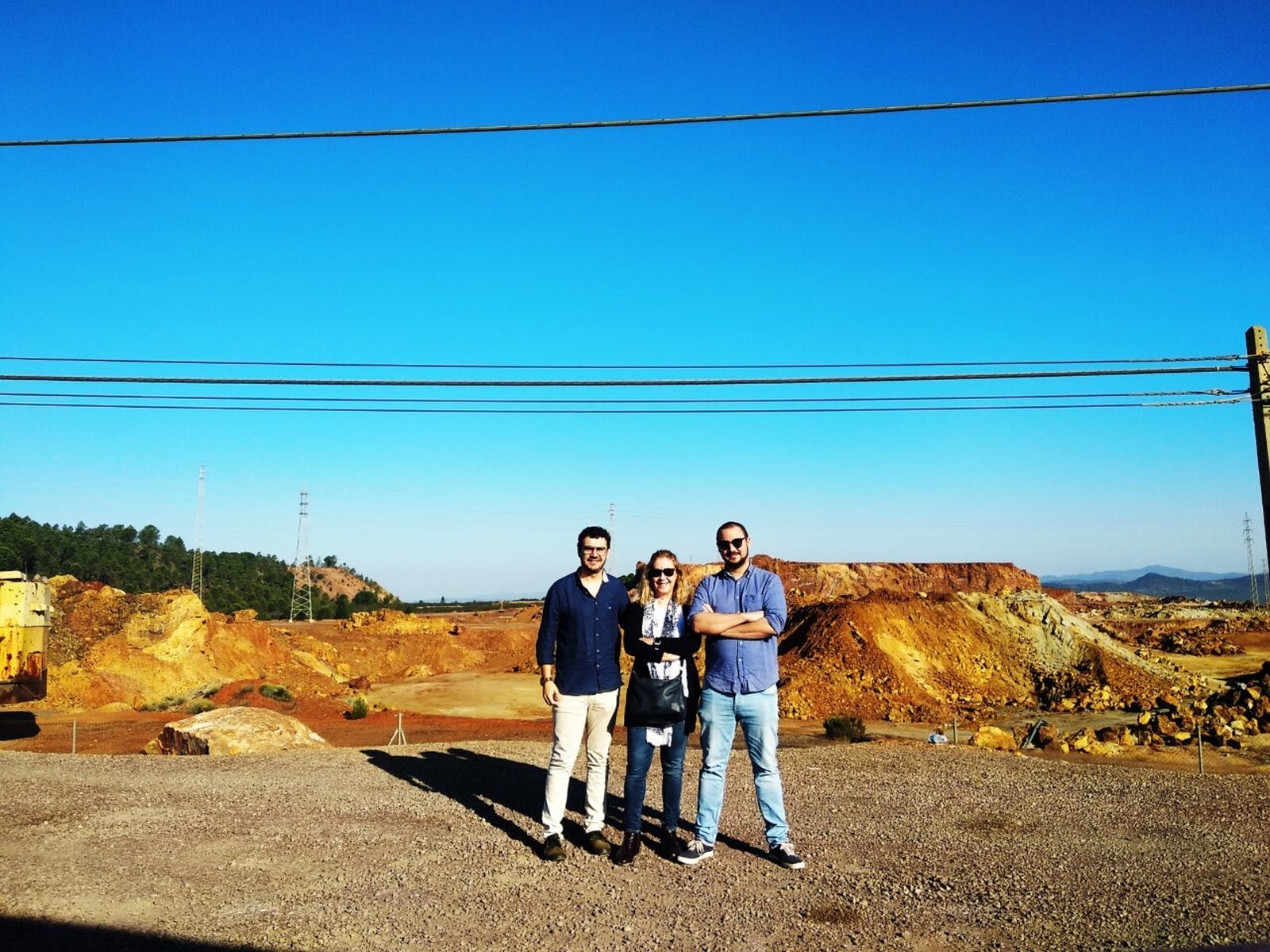 Integrantes de Atrapa Huelva en el mirador de la mina Cerro Colorado.