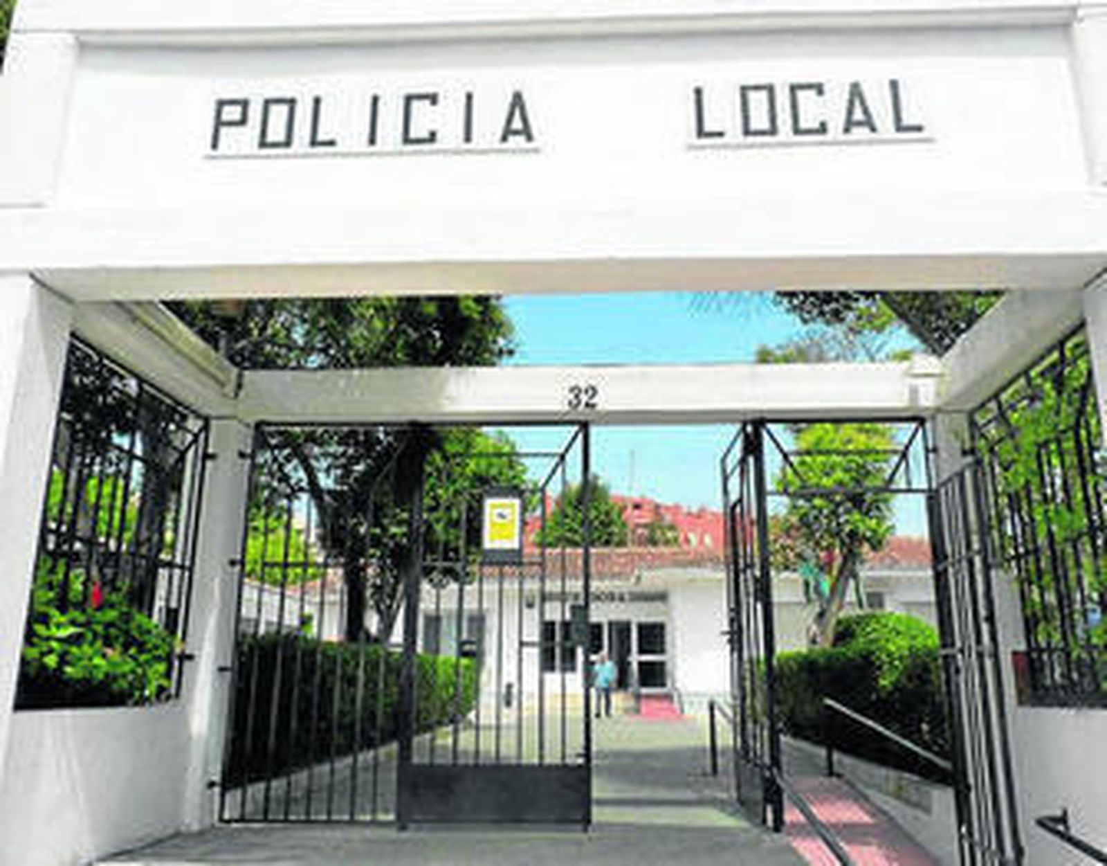 Entrada de la jefatura  de la Policía Local de Torremolinos.