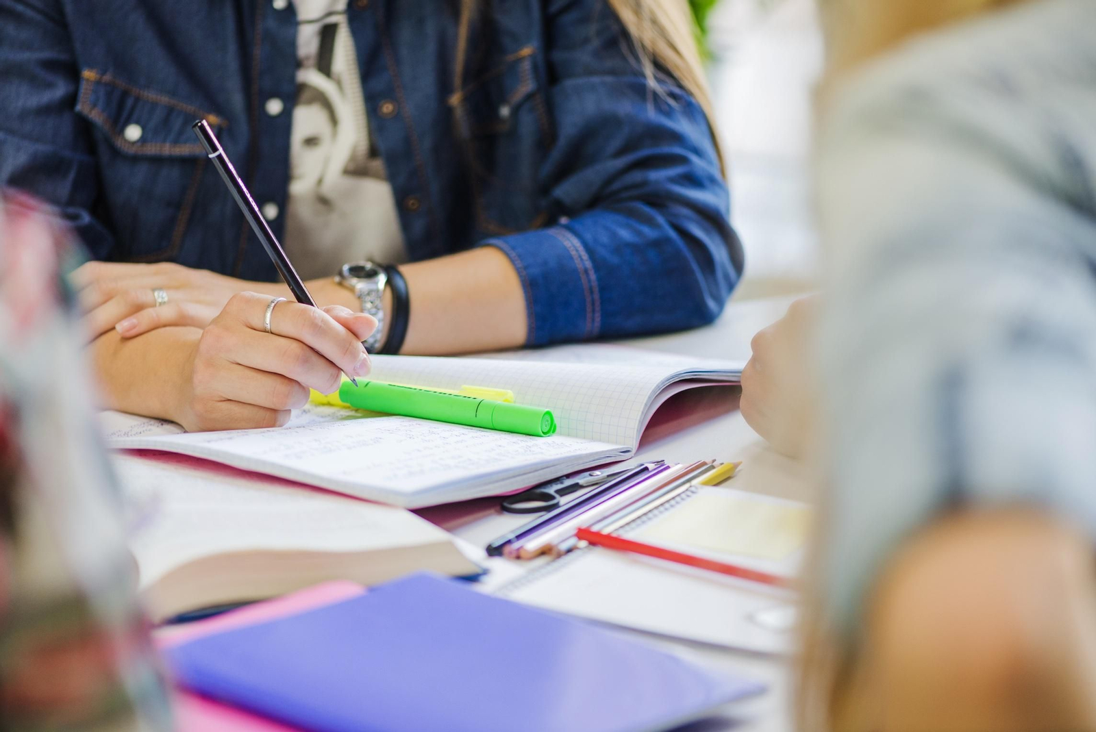 Una alumna con su material escolar en el aula Una alumna con su material escolar en el aula