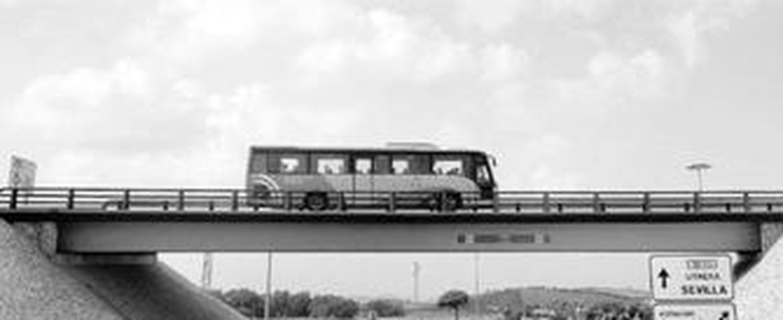 Un autobús de Comes recorre una de las rutas de la provincia.