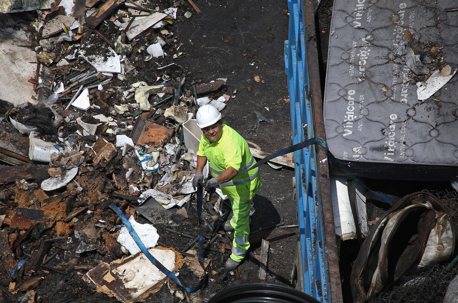 Fotos de la retirada de la carga del camión incendiado en el acceso norte de Algeciras