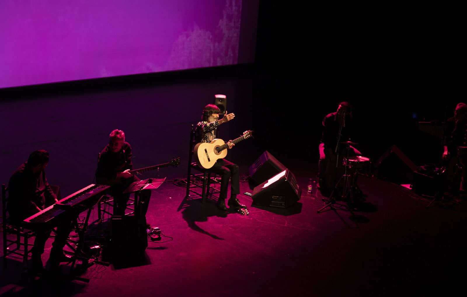 Emilio Caracafé y su grupo ayer en el Teatro Central.
