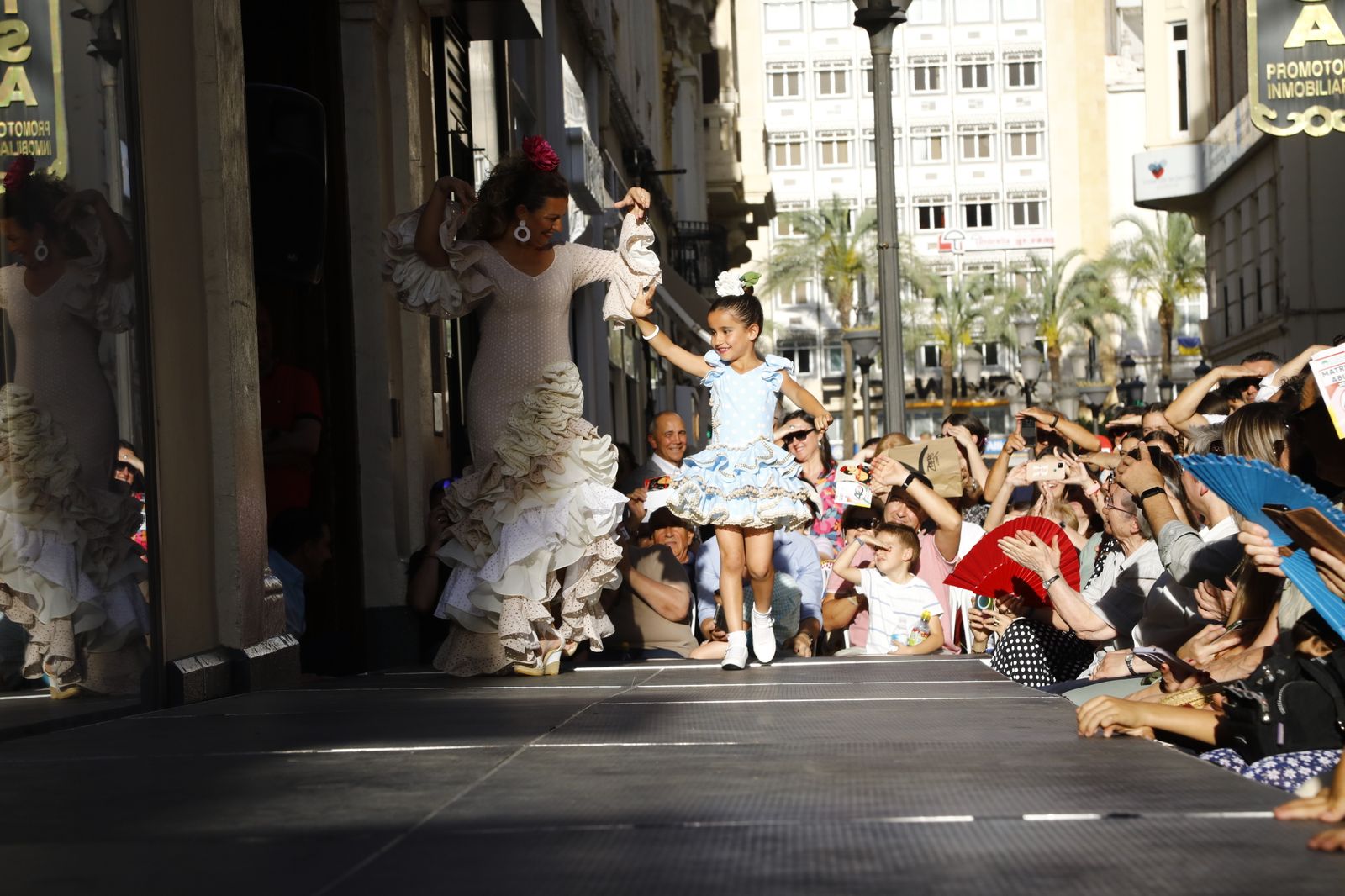 Las flamencas más solidaria toman el centro de Córdoba, en fotos