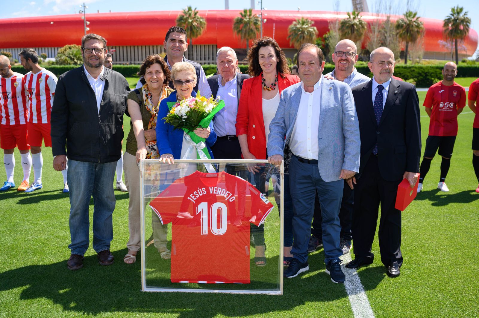 Entrega a la familia de Jesús Verdejo de una camiseta de la UD Almería con su nombre antes de comenzar su partido homenaje.