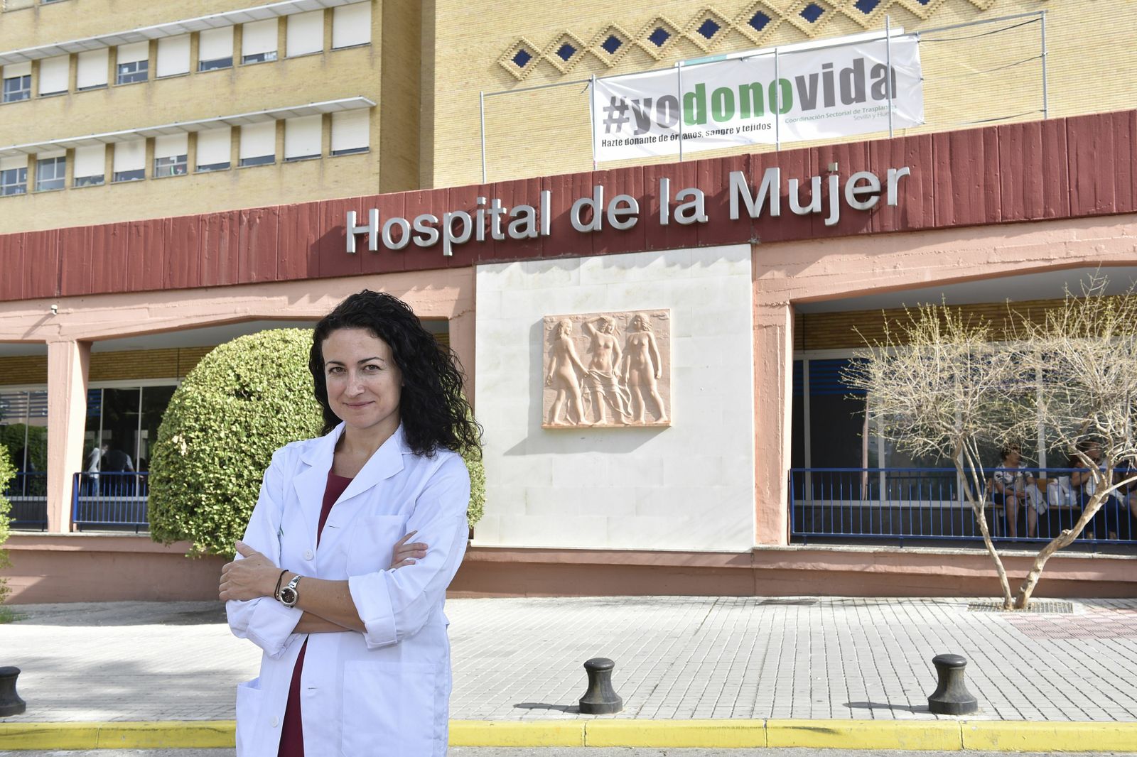 La doctora Nieves Romero, ante el Hospital de la Mujer Virgen del Rocío.