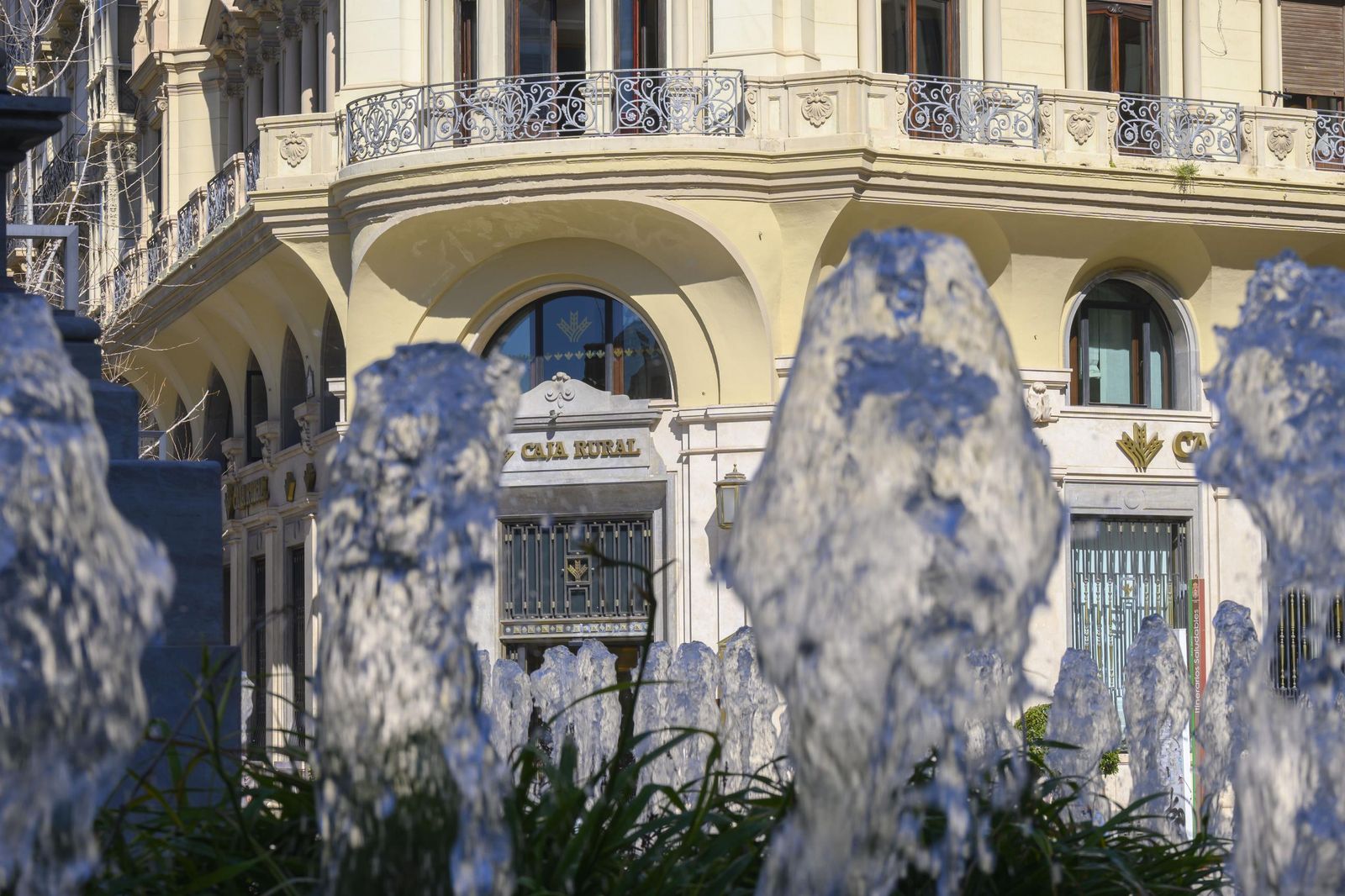 Fachada del edificio donde se encuentra Banca Privada de Caja Rural Granada en Gran Vía.