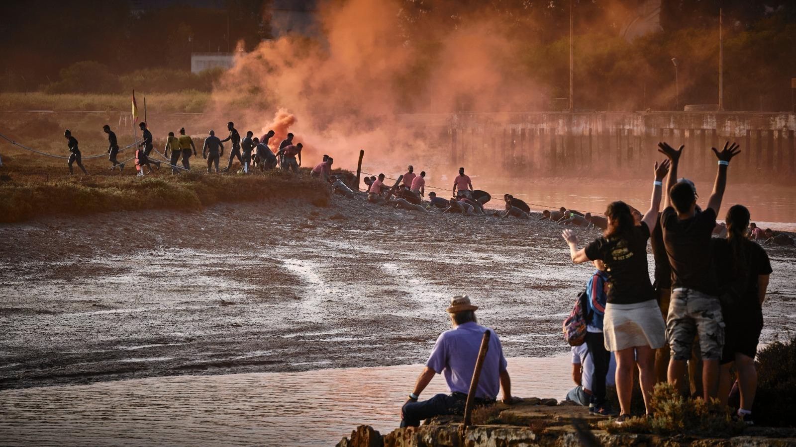 El público asistente anima a los 'fanpineros'.
