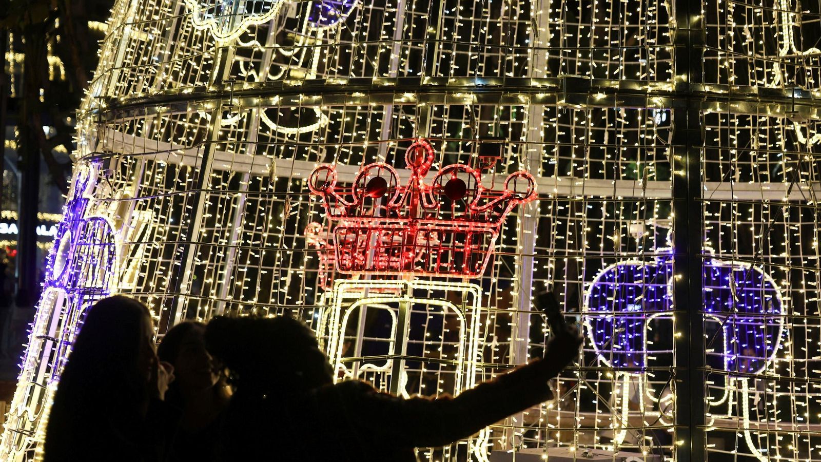 Miles de personas se congregaron para ver el encendido.