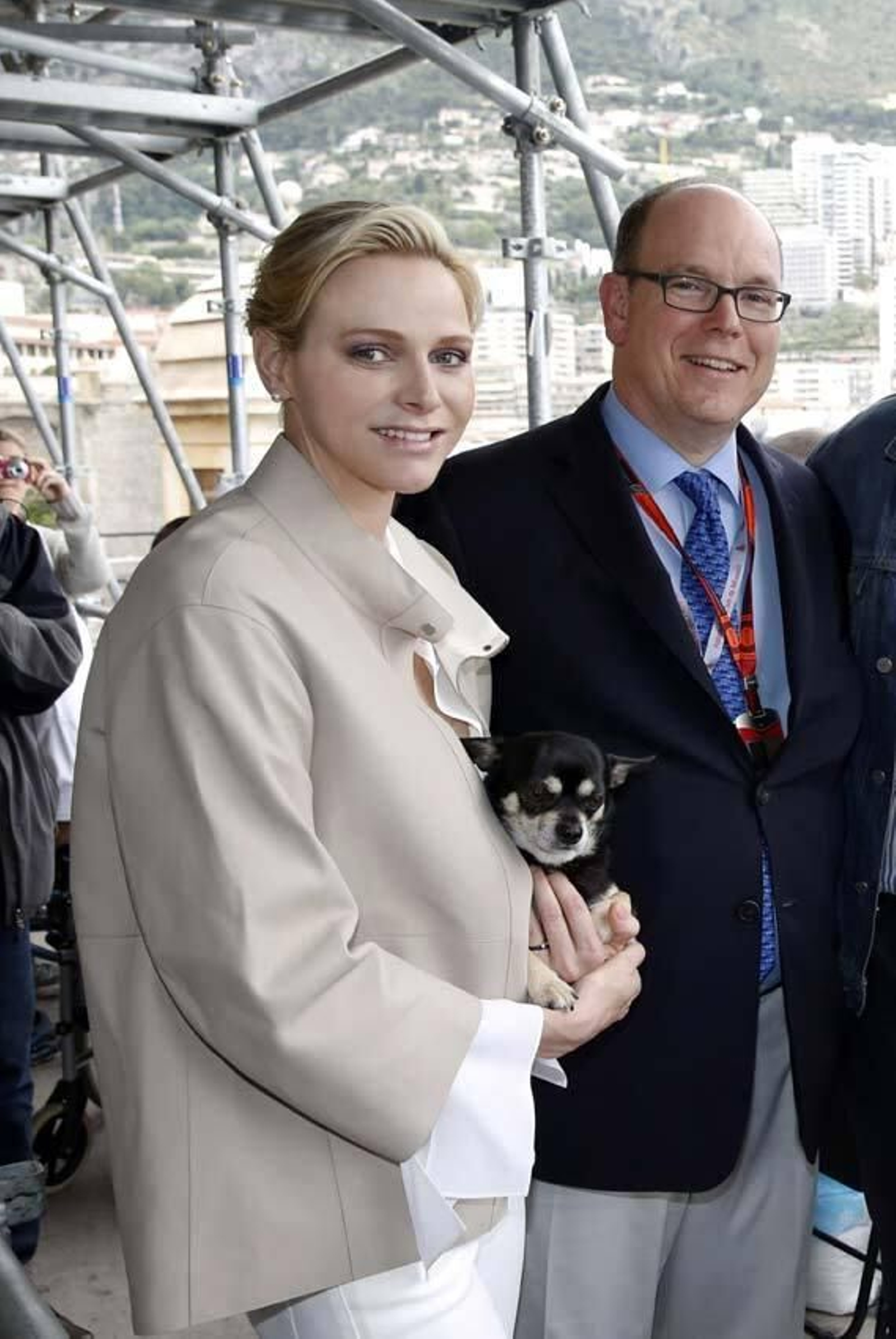 Charlene con su marido, Alberto de Mónaco, y su perrita chihuahua, tristemente fallecida.