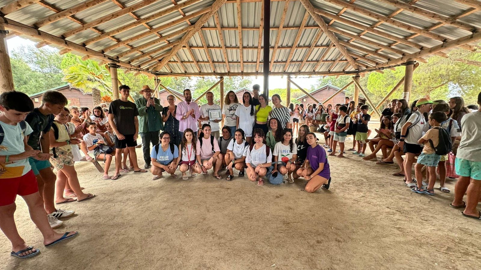 El grupo de monitores y jóvenes participó en el homenaje de reconocimiento a José Antonio Jiménez.
