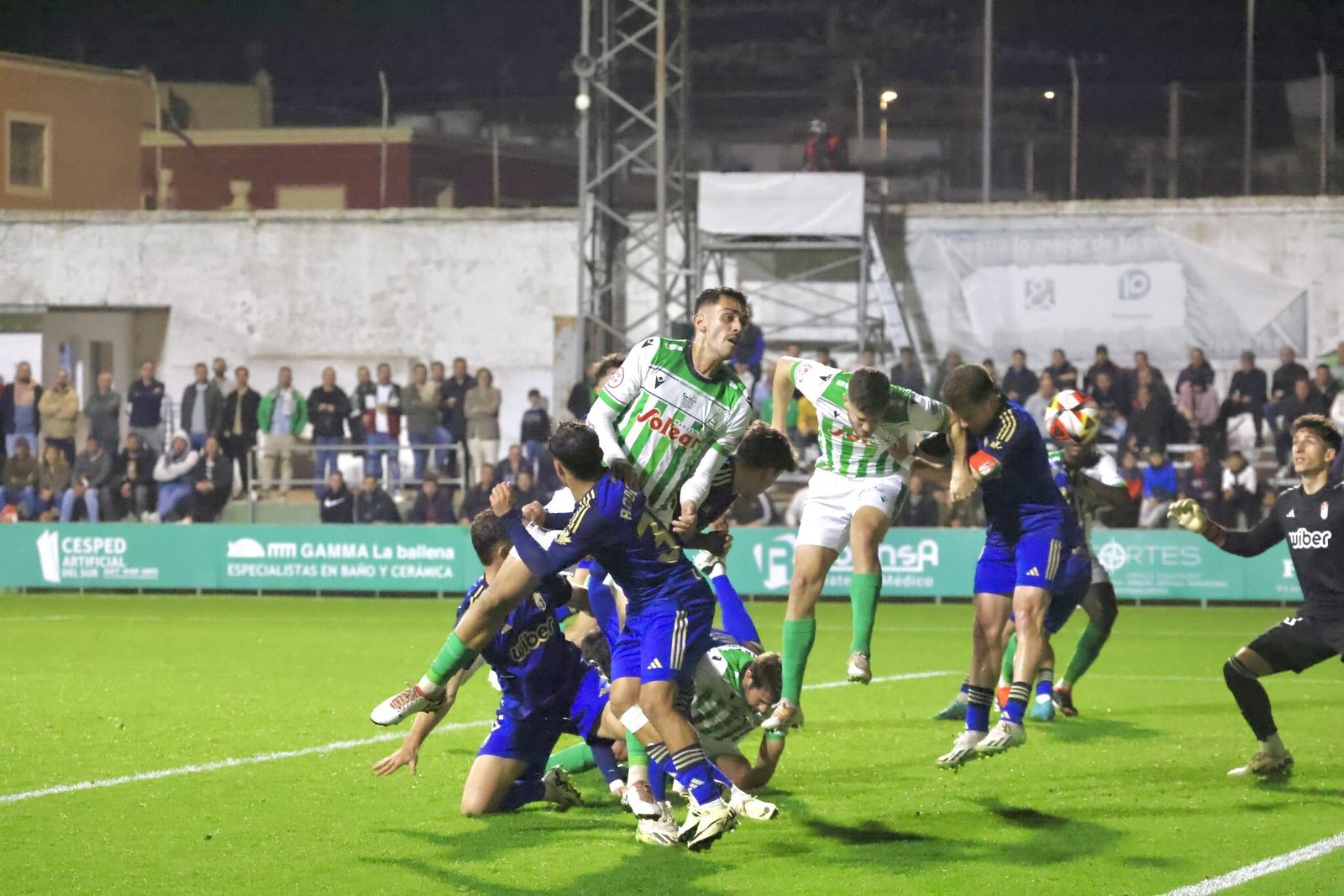 Un ataque del Sanluqueño en el partido de este domingo ante el Recreativo