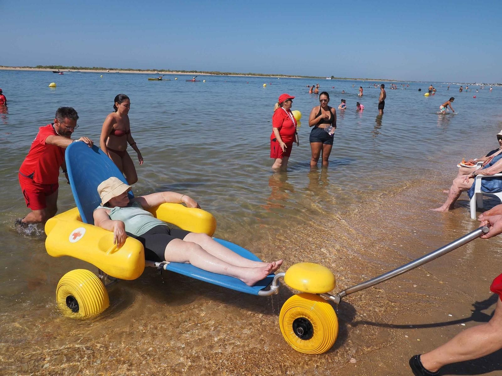 Las mejores imágenes del baño sin fronteras de Cruz Roja en la playa de Cartaya