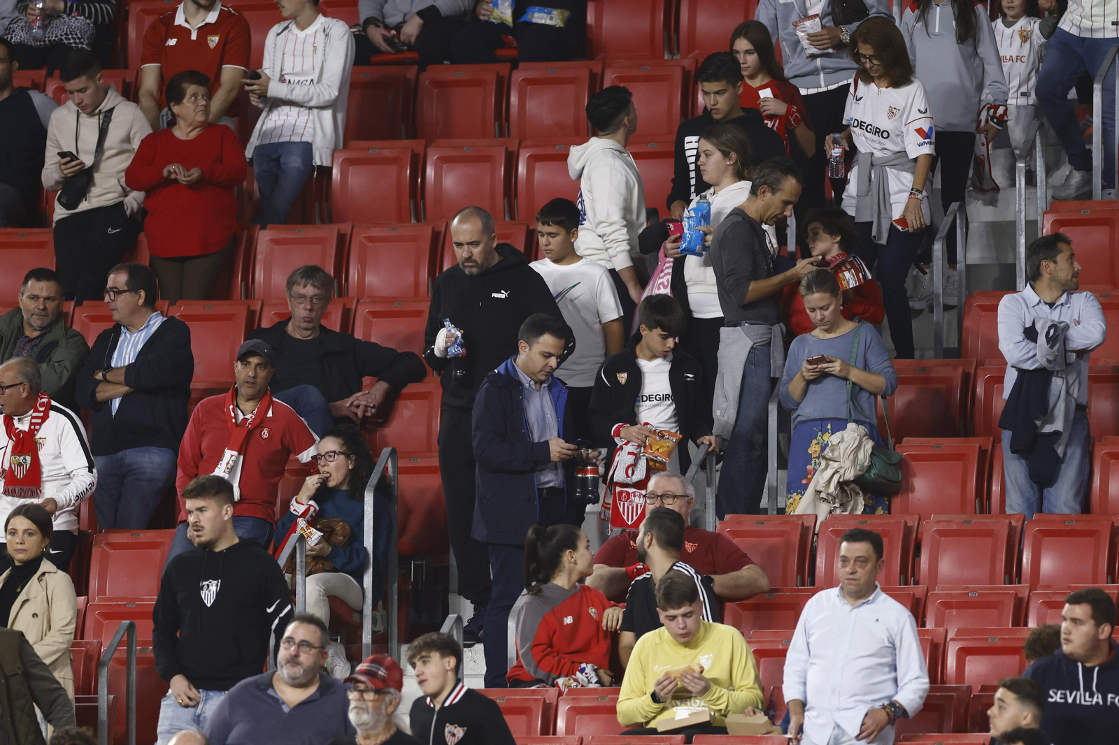 Búscate en las fotos del Sevilla FC-Real Sociedad