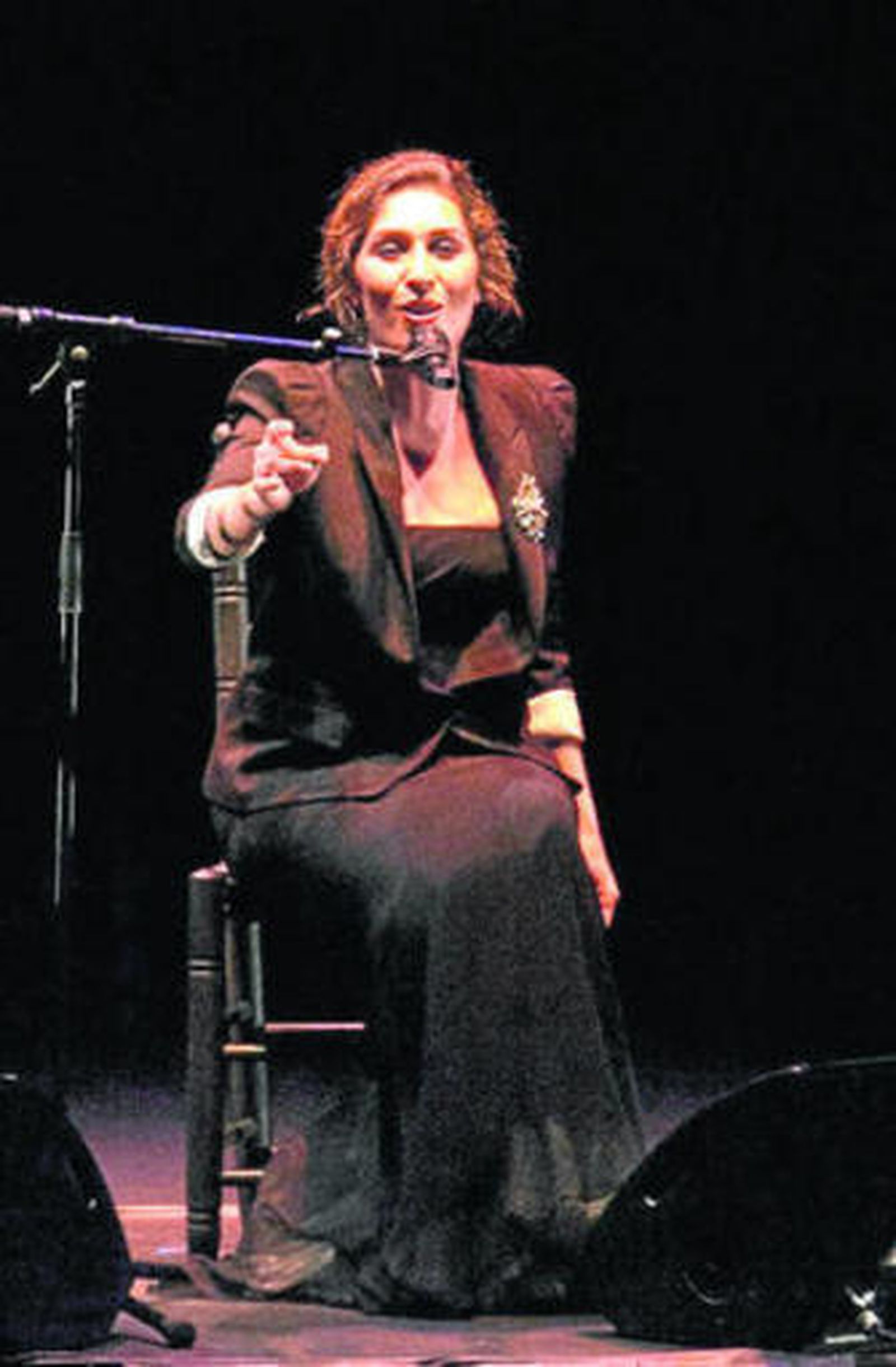 Arrancó de luto y por martinetes, recordando a Enrique.