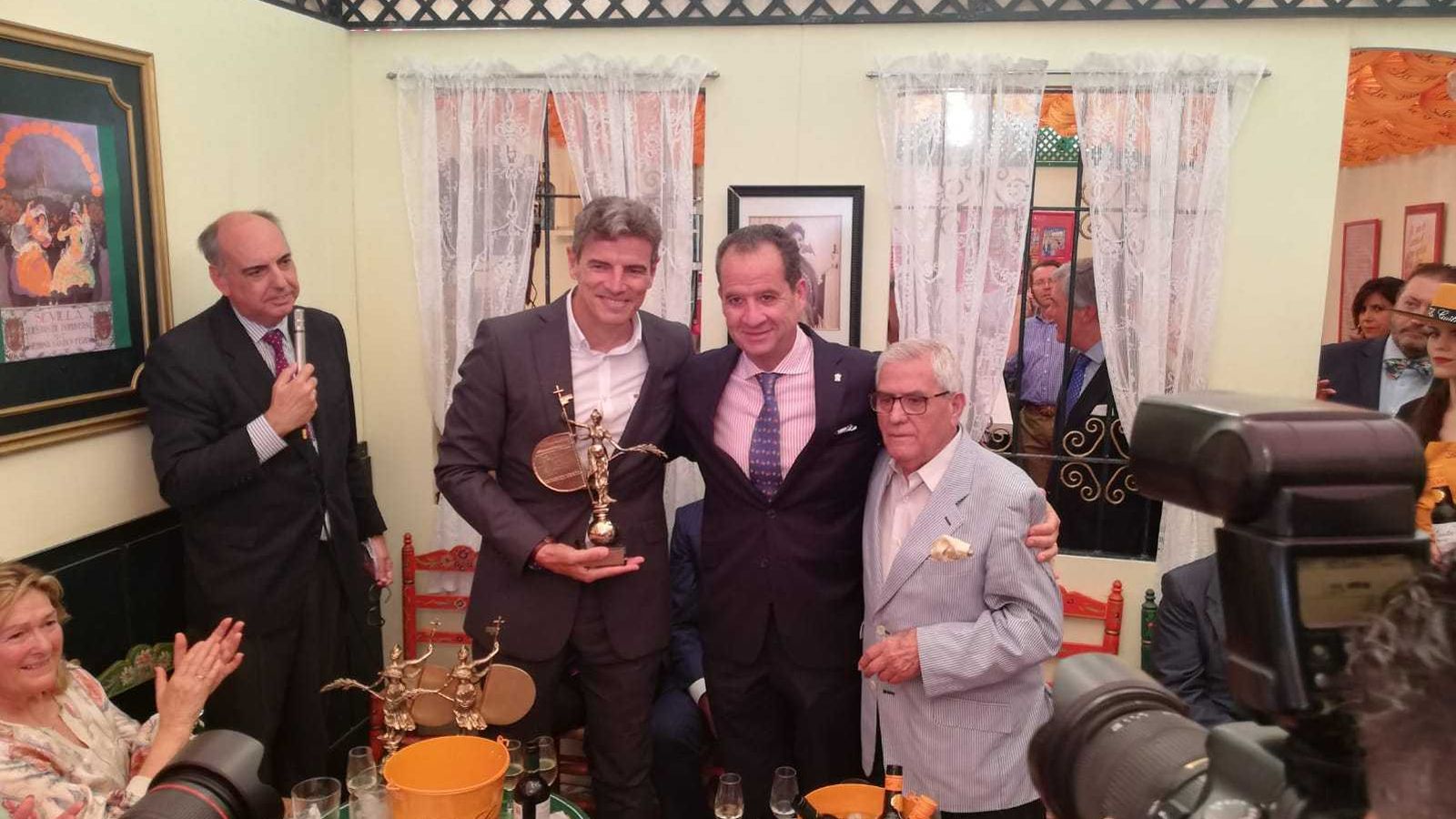 Entrega del Giraldillo a D. Marcos Tarancón Estrada por parte de D. Carlos Suffredini.