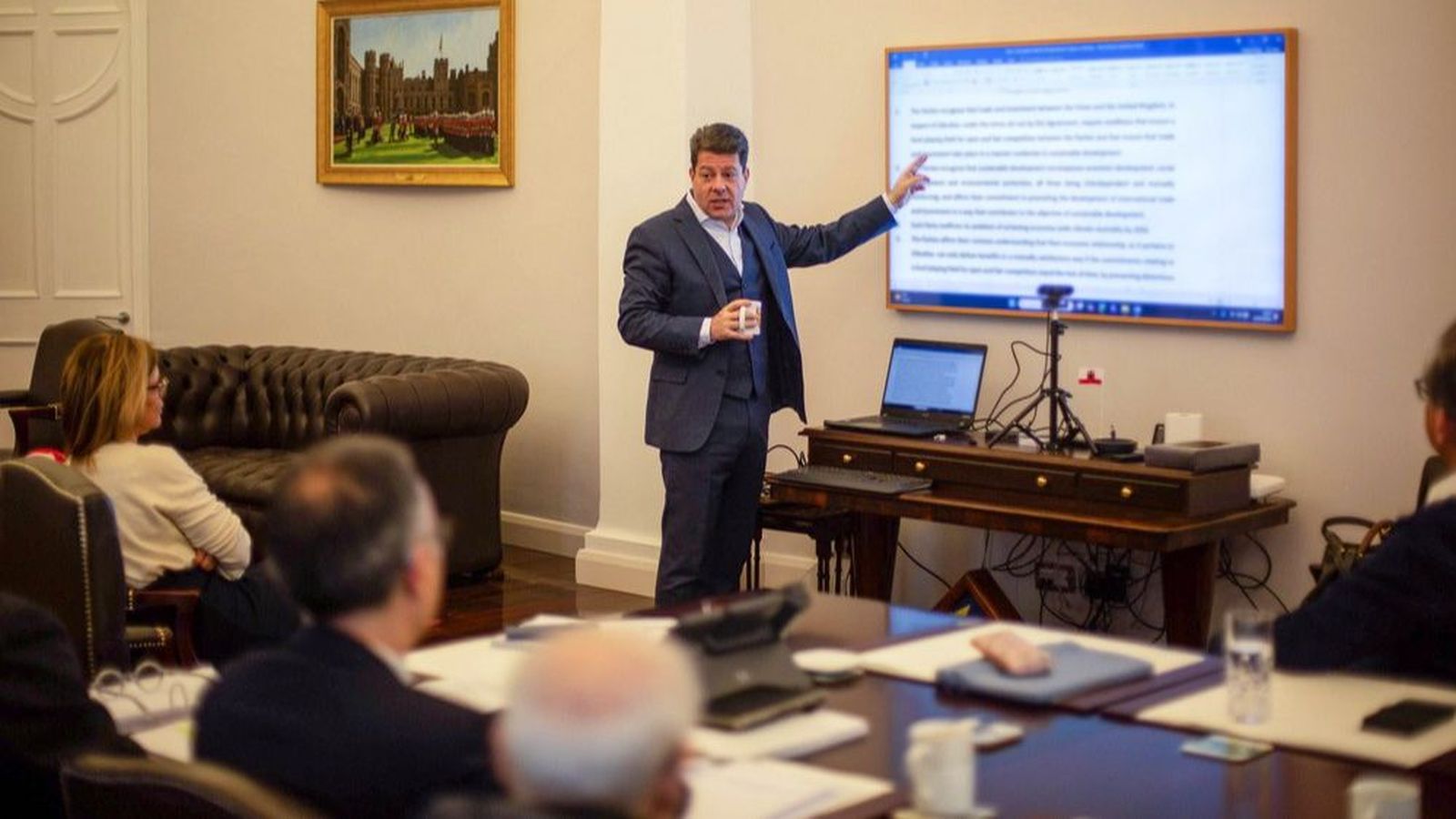 Reunión del Gabinete Ministerial de Gibraltar, mientras Fabian Picardo muestra algunos de los puntos del Tratado.