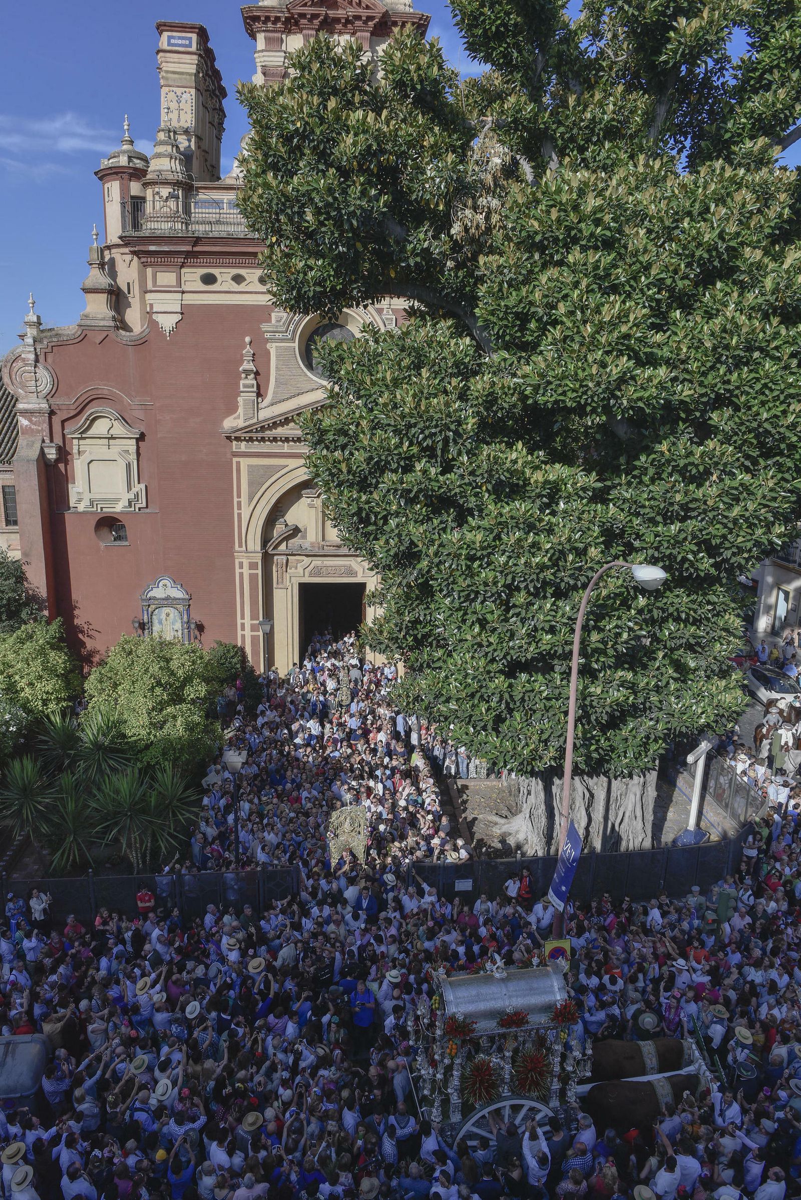 La salida de la Hermandad del Rocío de Triana, en imágenes