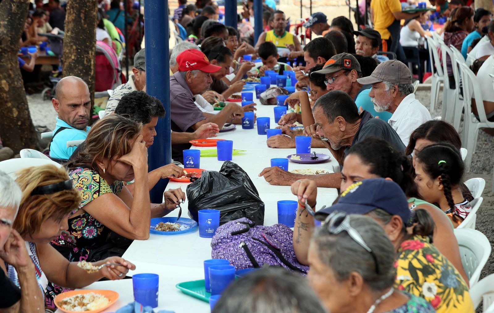 Venezolanos, este pasado viernes, en un comedor social en la localidad colombiana de Cúcuta, junto a la frontera con Venezuela.