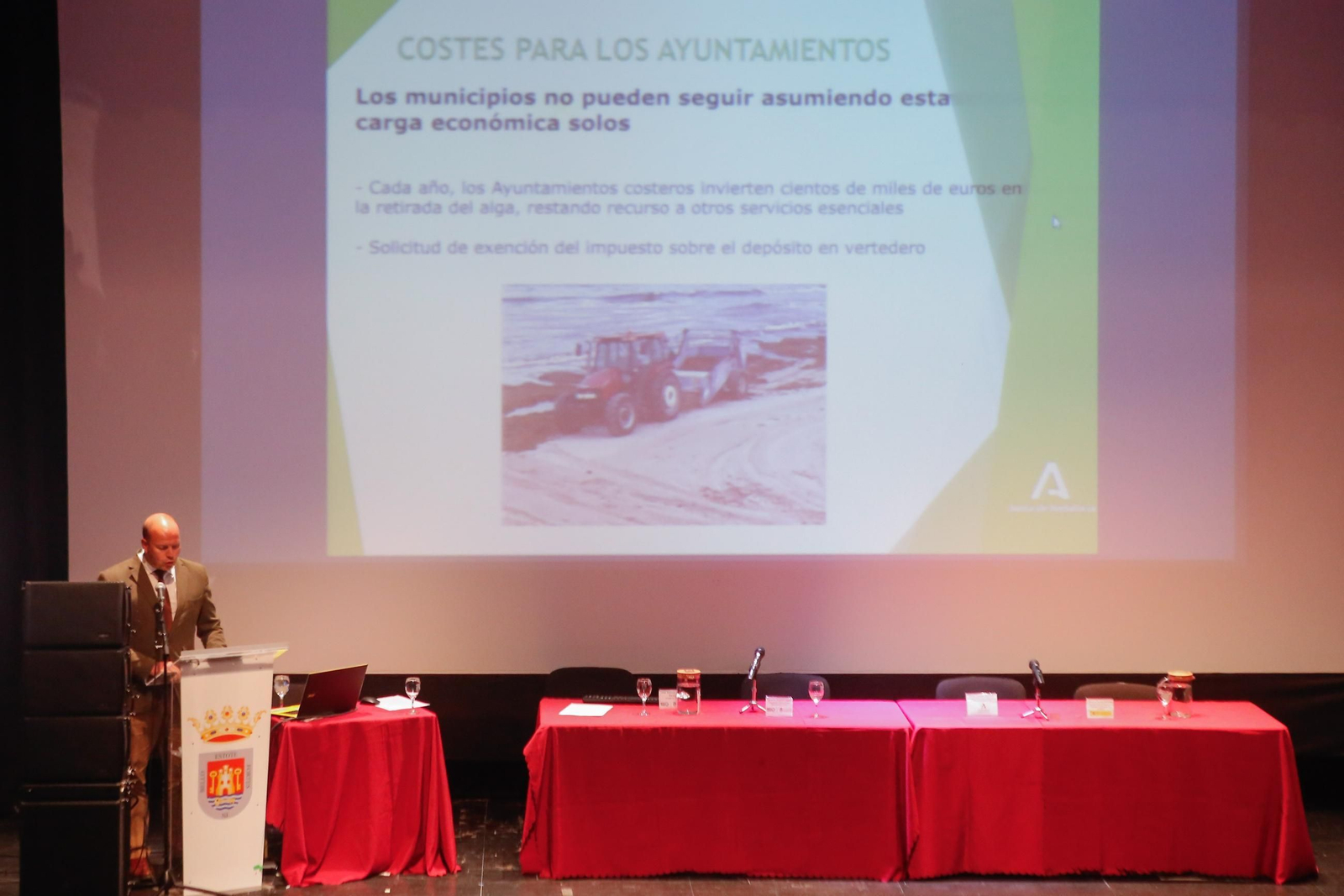 Óscar Curtido, en la jornada sobre el alga invasora.