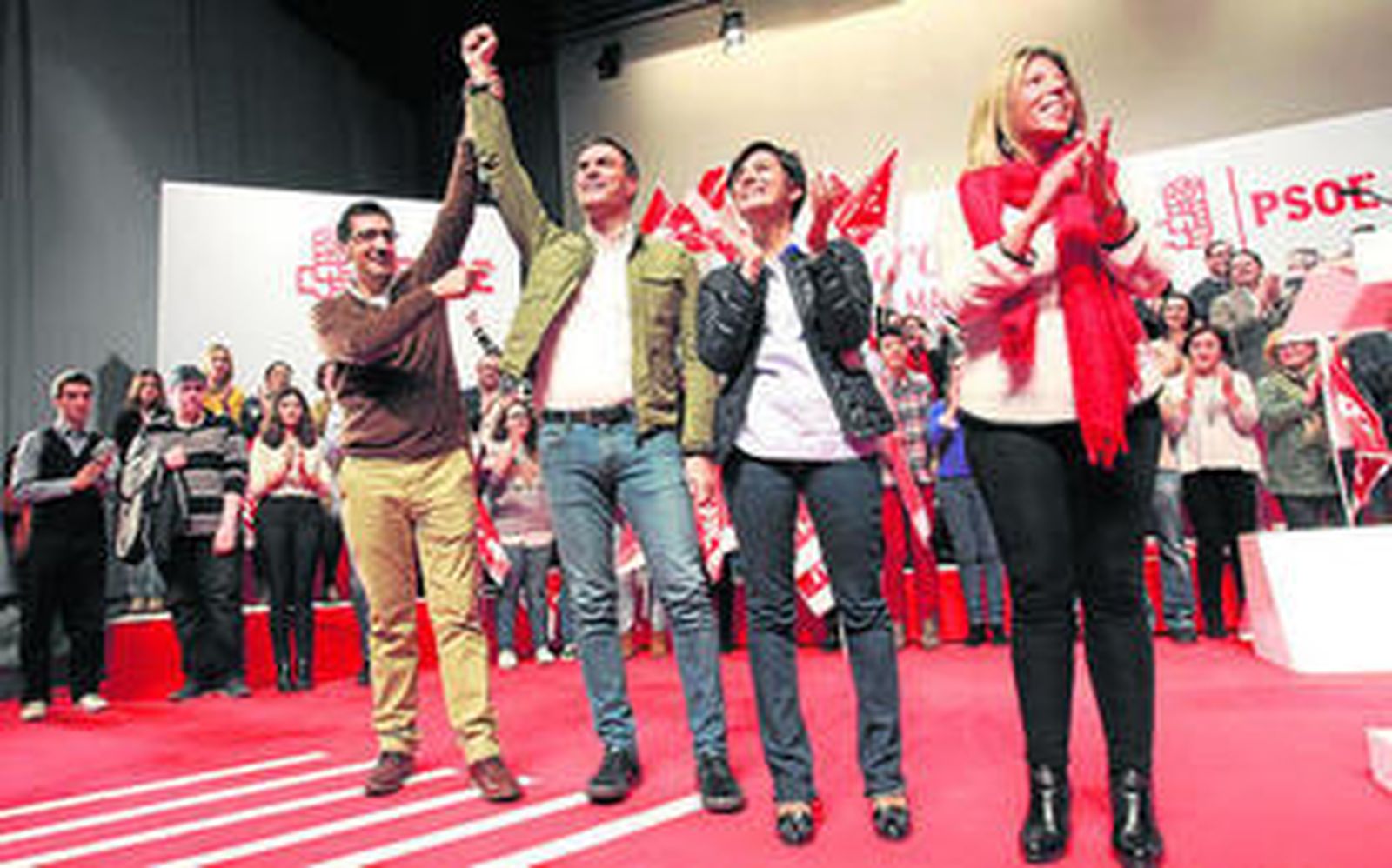 El candidato del PSOE a la Presidencia del Gobierno, ayer en Tomelloso acompañado de candidatos y dirigentes socialistas de Ciudad Real .