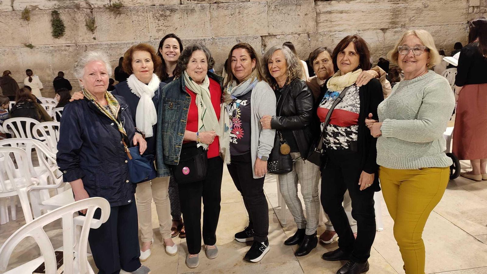 Foto de algunas de las "peregrinas" ante el Muro de las Lamentaciones
