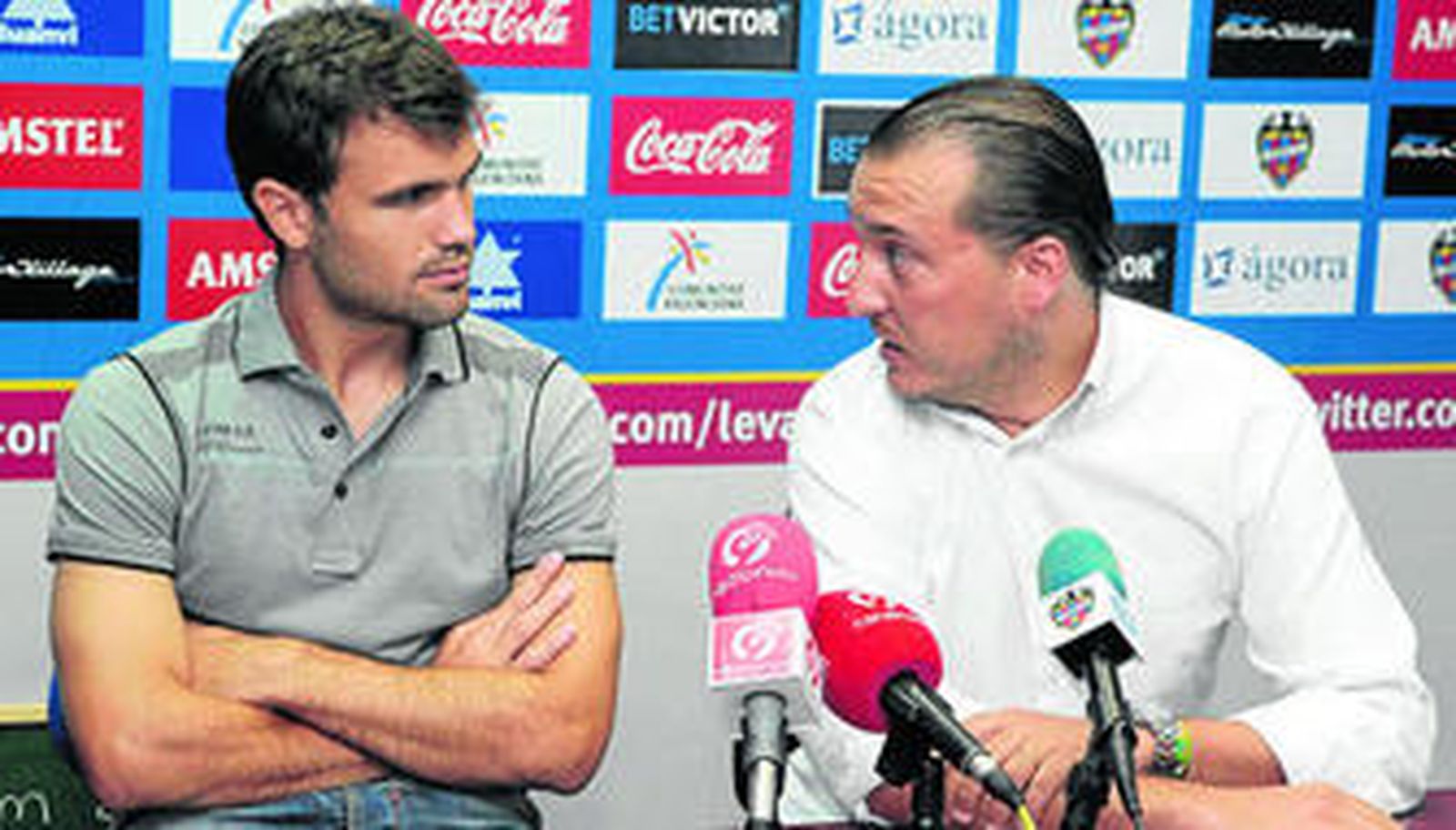 Miquel Robusté y Francisco Catalán, presidente del Levante, charlan durante la rueda de prensa de ayer.