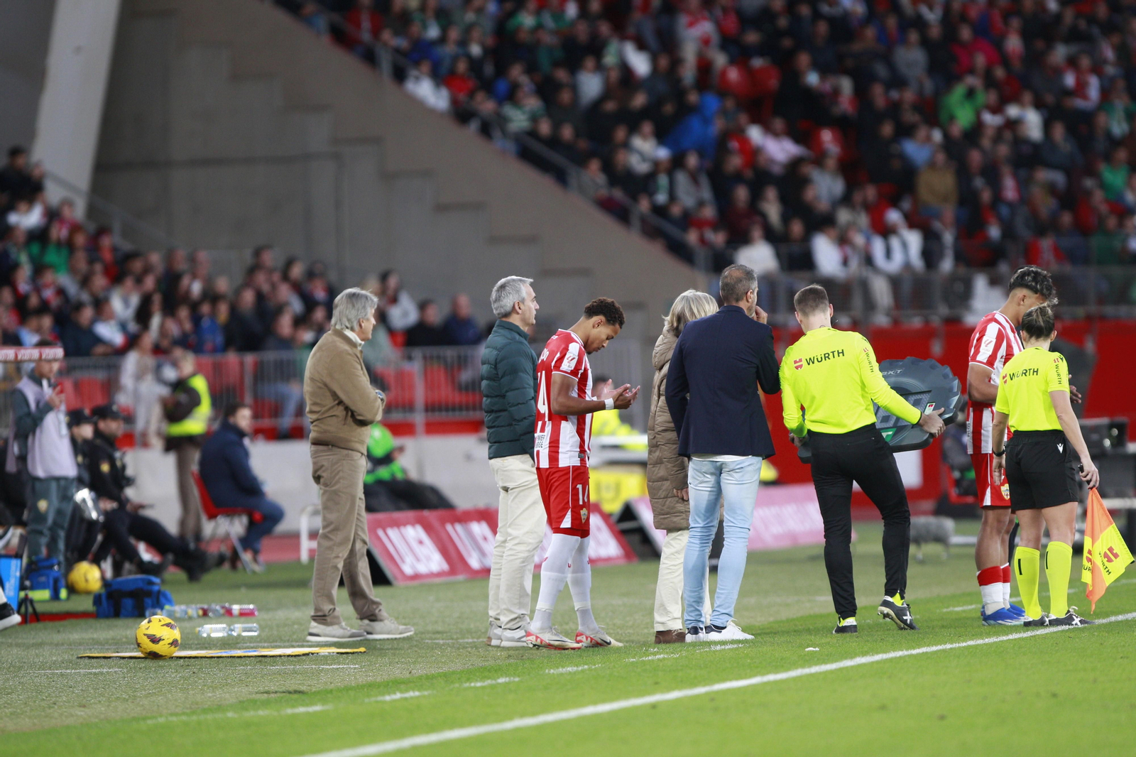 Imágenes del partido de fútbol U.D. Almería-Real Betis Balompié