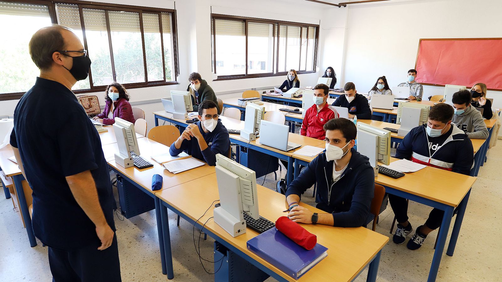 Alumnos de FP Dual del IES Fuentepiña reciben una clase teórica.