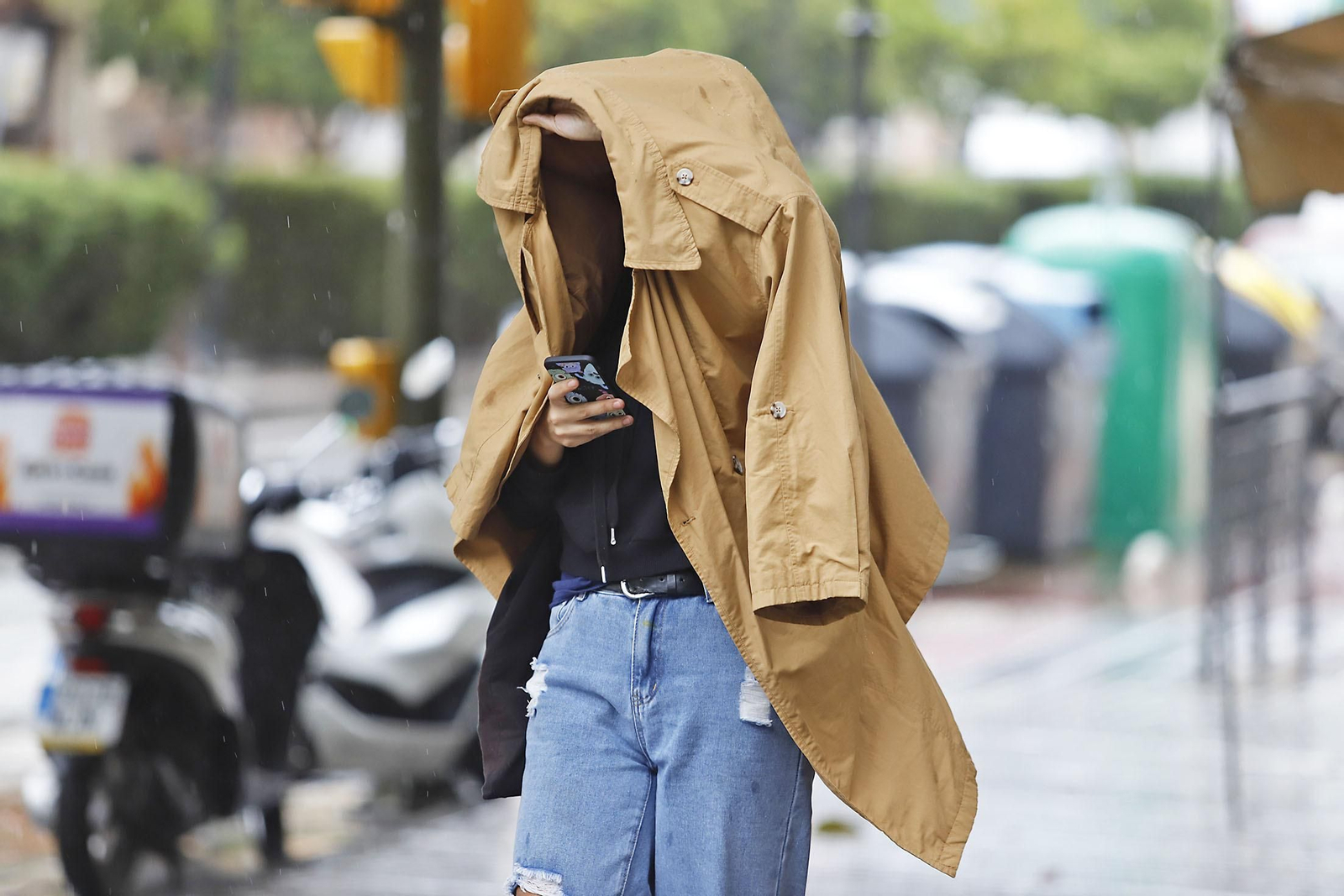 Imágenes de la mañana lluviosa de domingo en Huelva