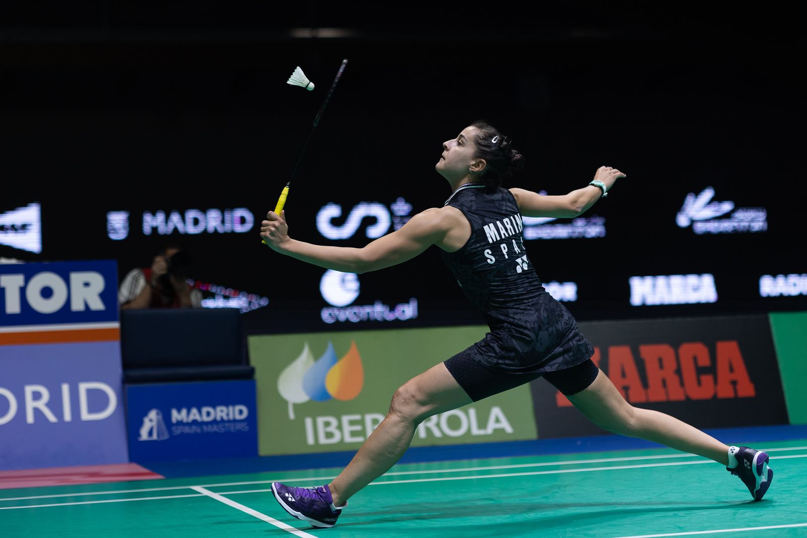 Carolina Marín golpea el volante en el encuentro de cuartos de final del Masters de Madrid.