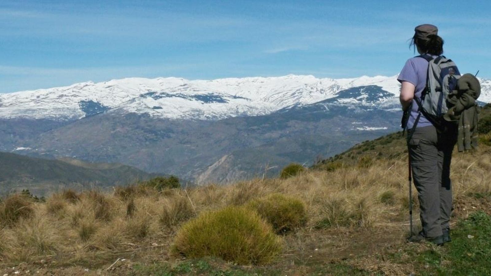 Observando Sierra Nevada vista desde la Sierra de la Contraviesa.