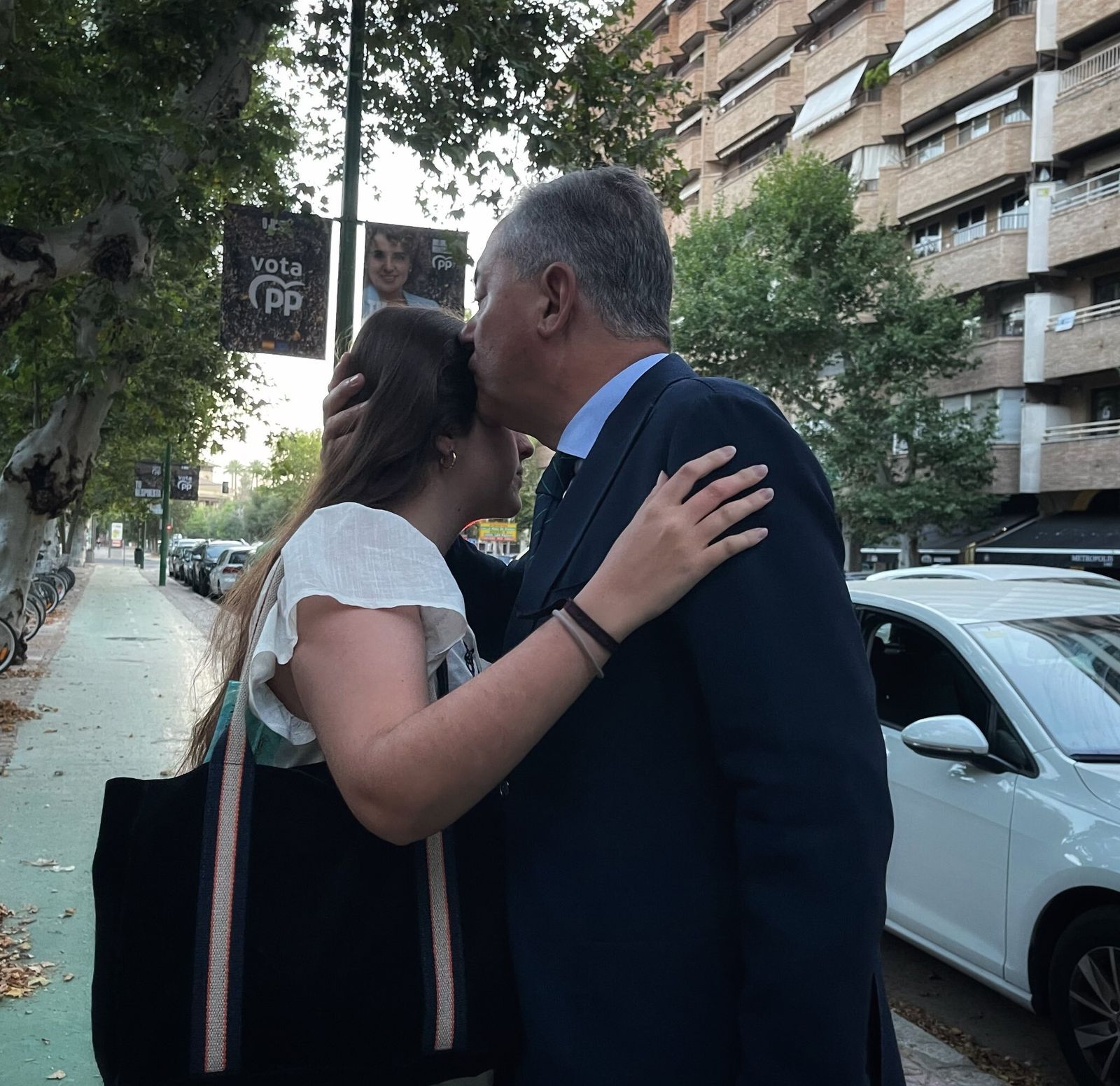 José Luis Sanz con su hija antes de entrar a examinarse de selectividad