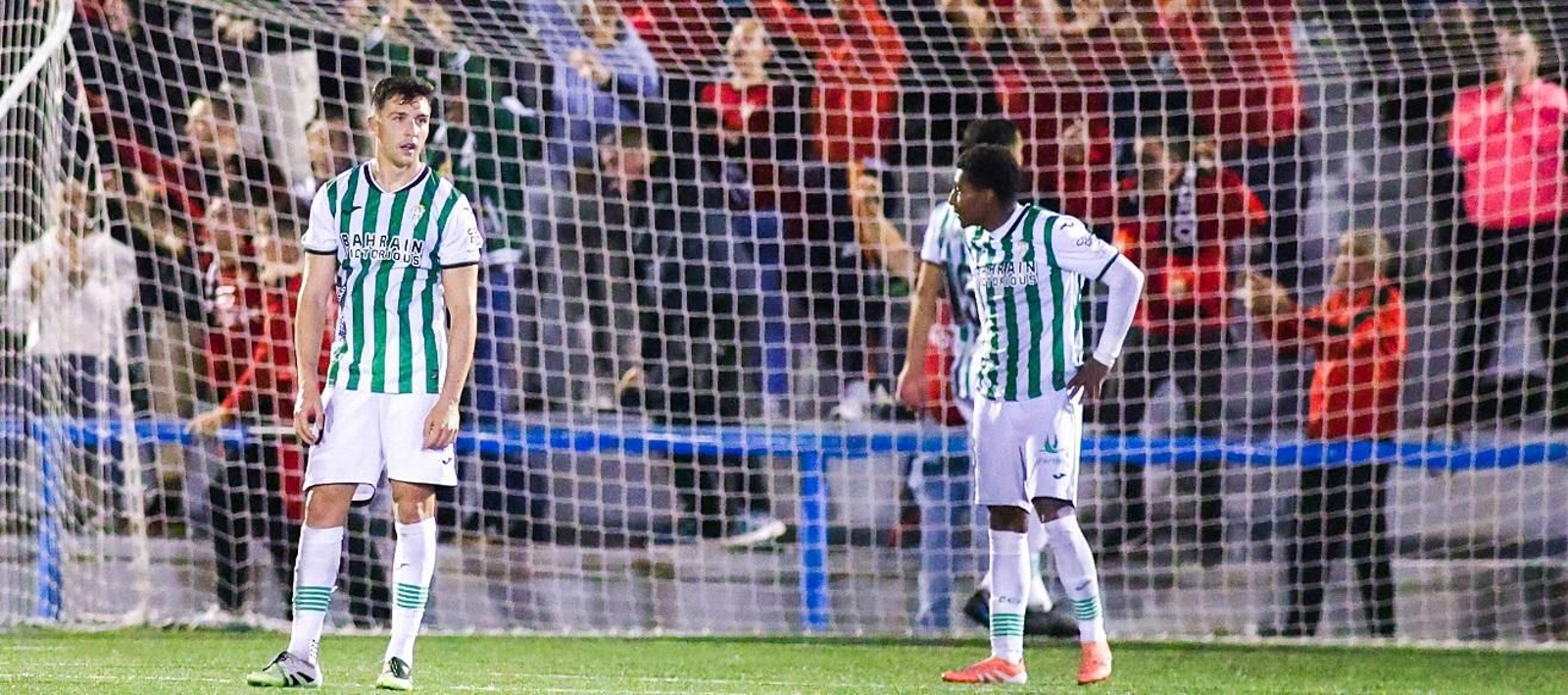 Del Moral y Marcelo, cabizbajos, tras el gol del Cieza.
