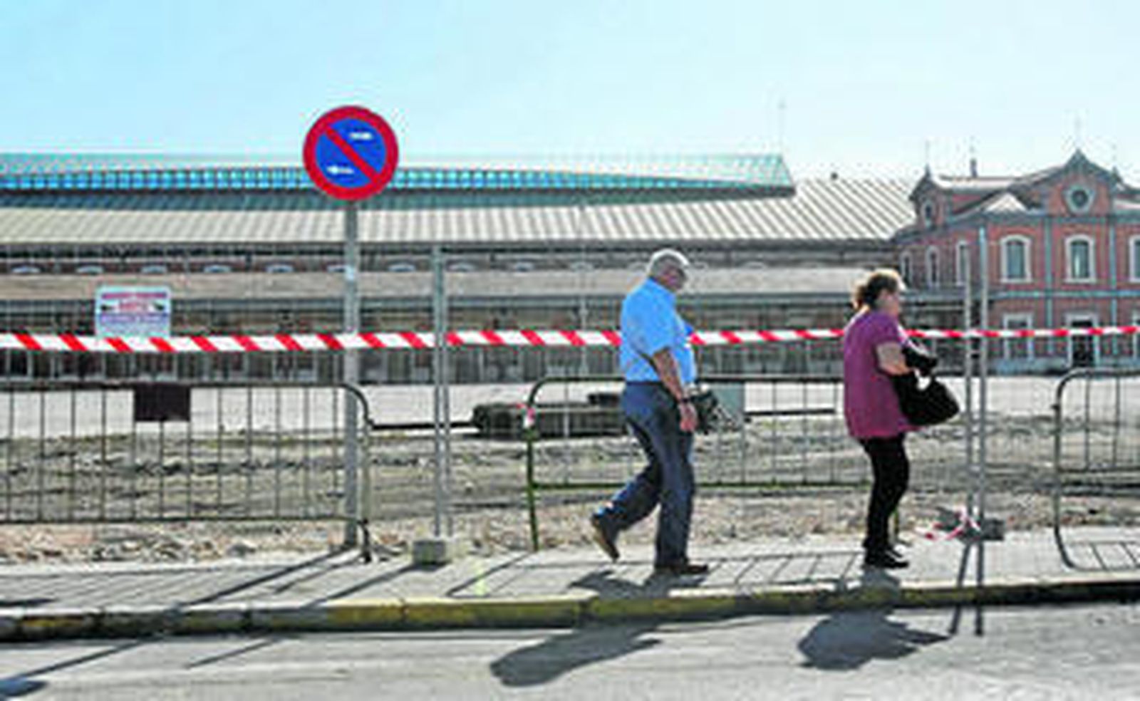 Avenida de Astilleros, donde se está procediendo al derribo del muro colindante con los terrenos ferroviarios.