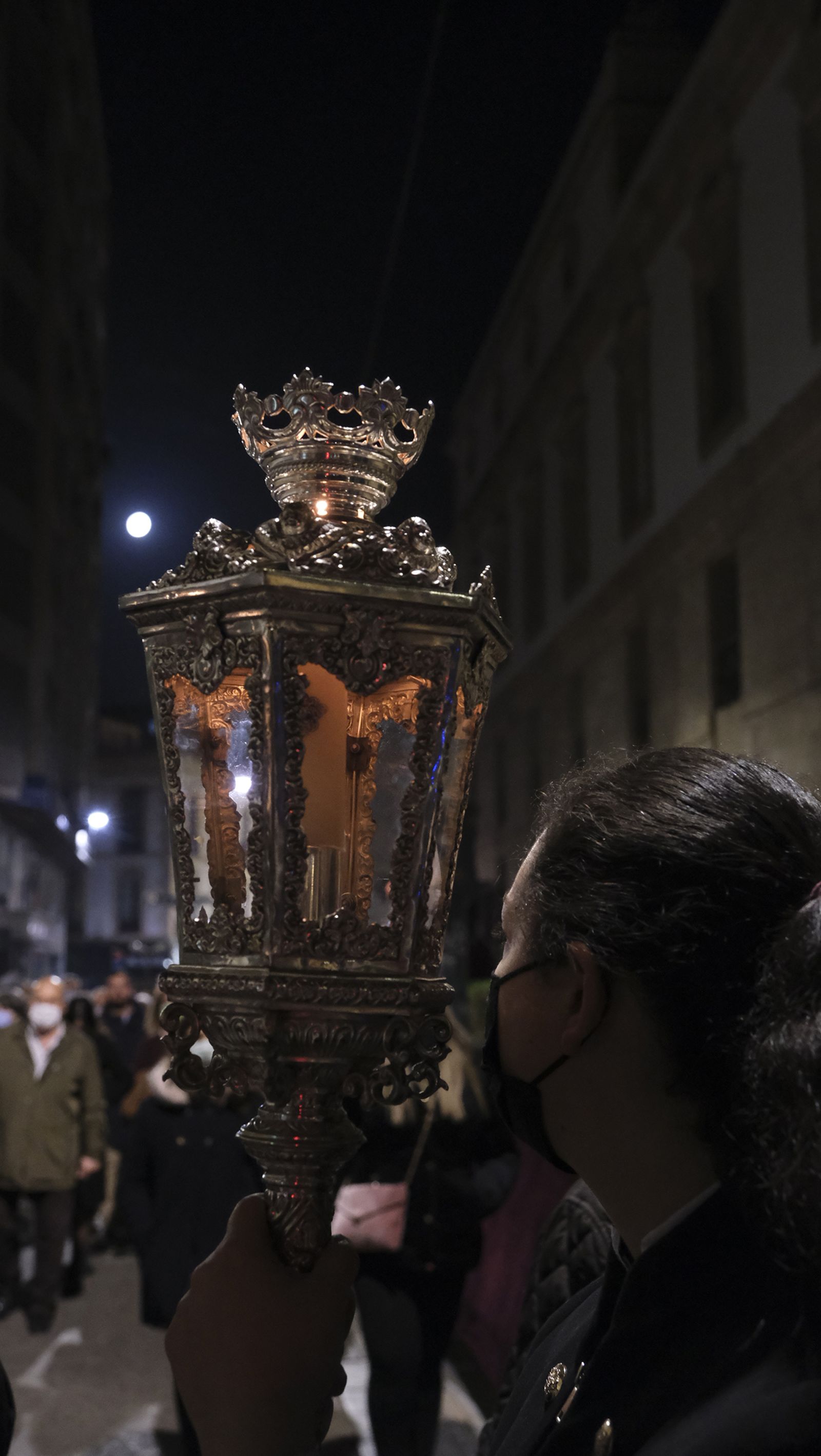 Procesión del Vía Crucis del Santo Cristo de la Escucha en Almería, en imágenes.