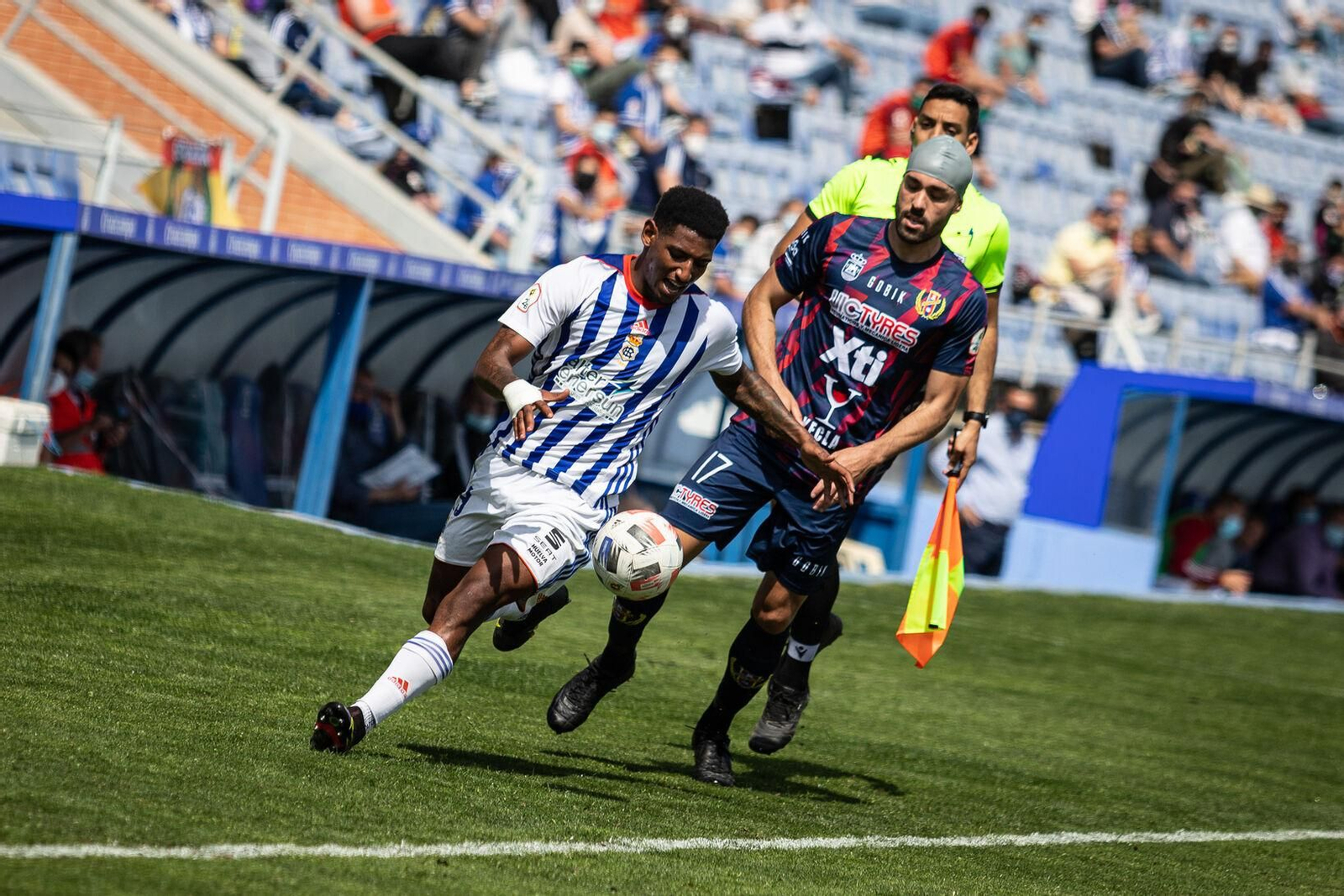 Seth se marcha de un jugador del Yeclano en el encuentro en Huelva.