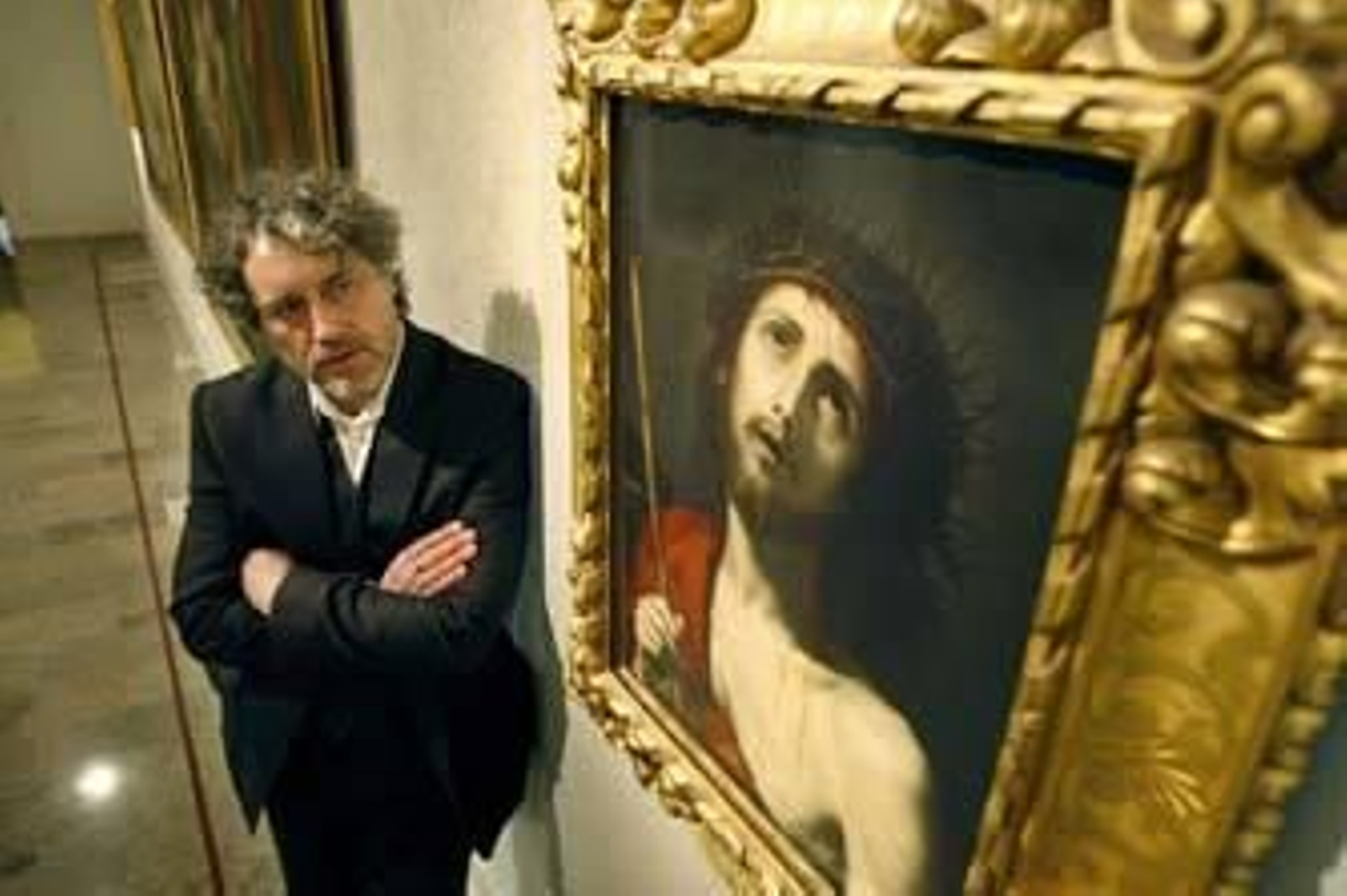 Manuel Rivas contempla el Ecce Homo, óleo sobre cobre de José de Ribera. /José Braza